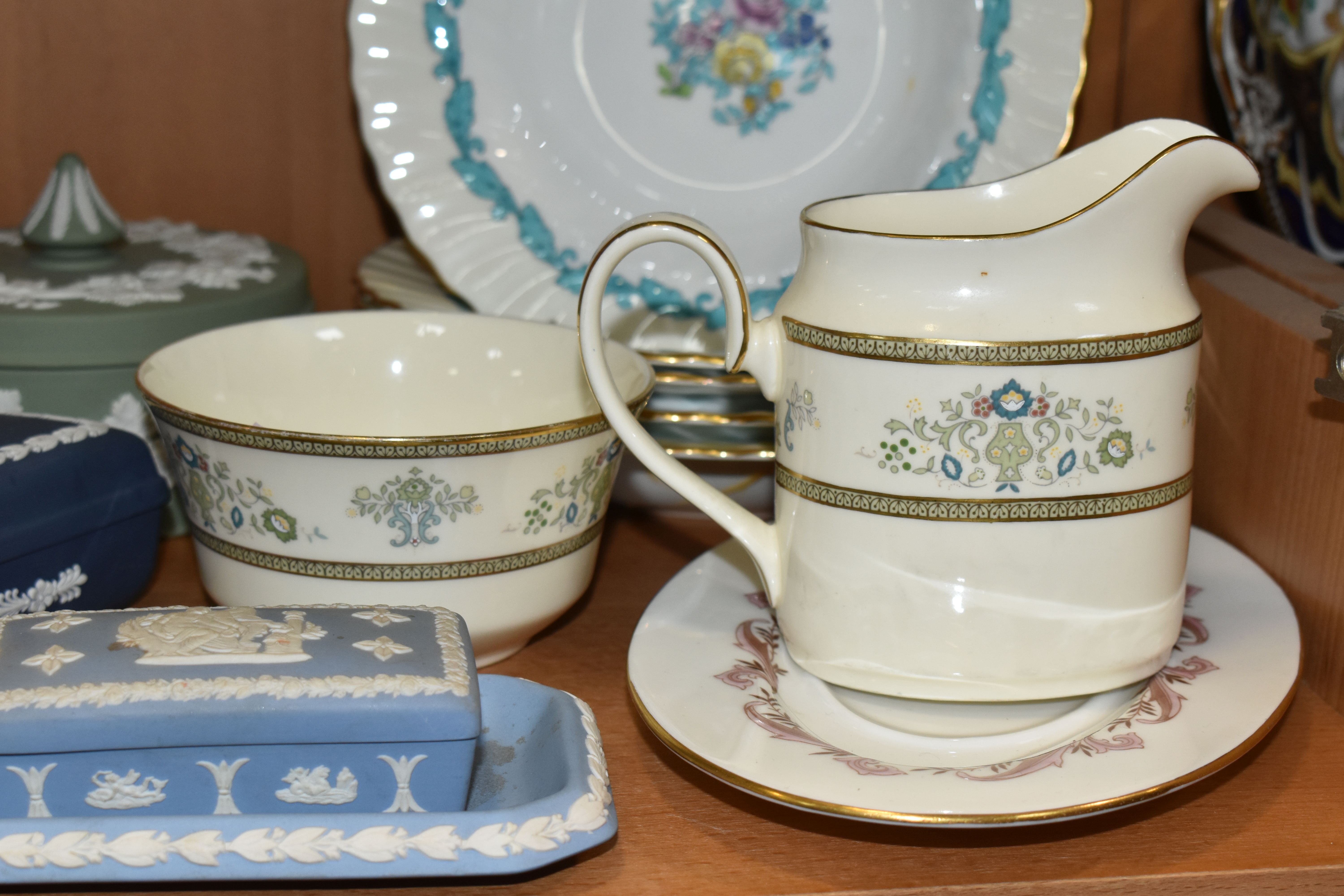 A COLLECTION OF WEDGWOOD AND MINTON TEA AND GIFT WARES, comprising twelve pieces of Wedgwood - Image 6 of 9