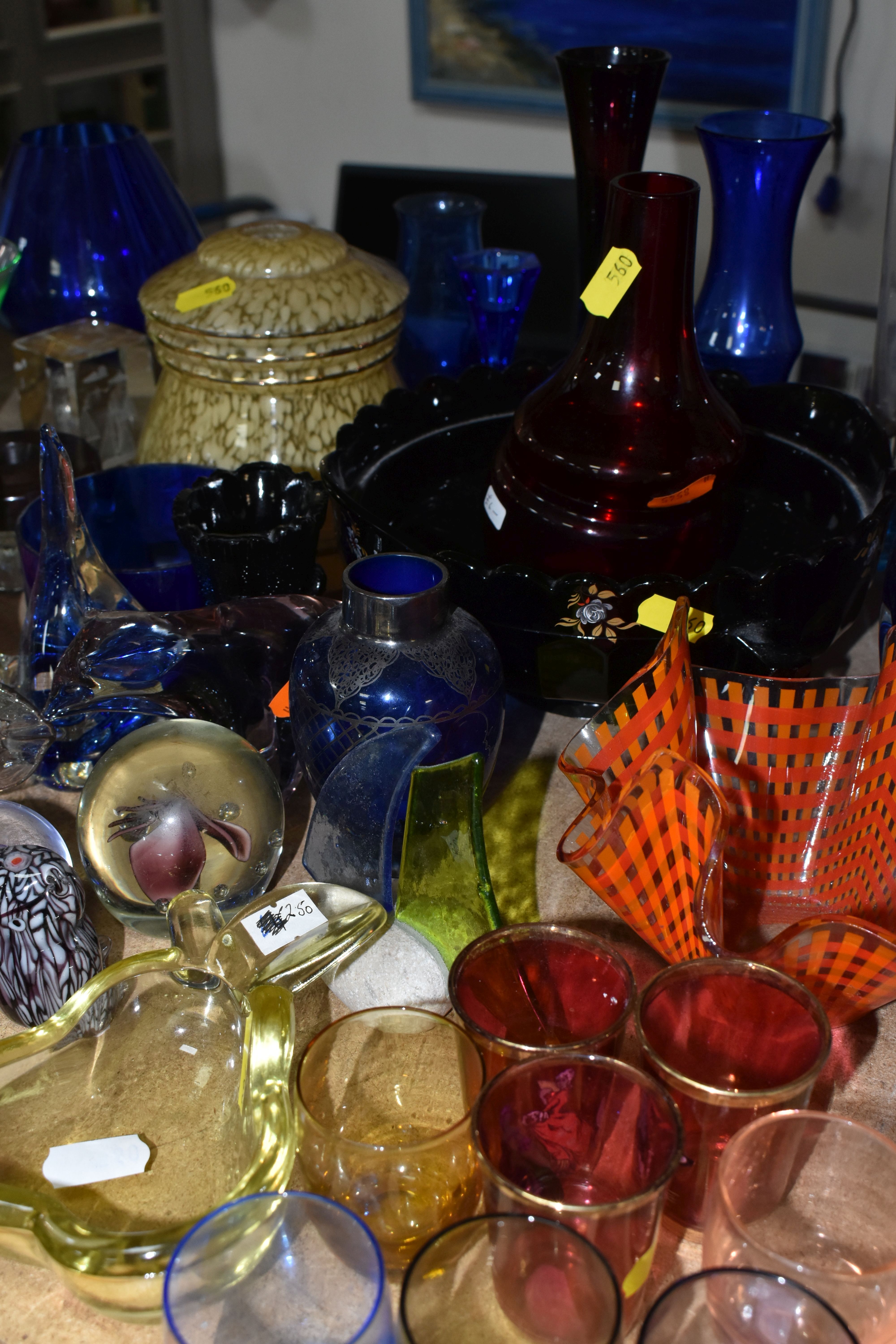 A GROUP OF COLOURED GLASSWARE, including assorted modern paperweights, a handkerchief vase, ashtrays - Image 6 of 9