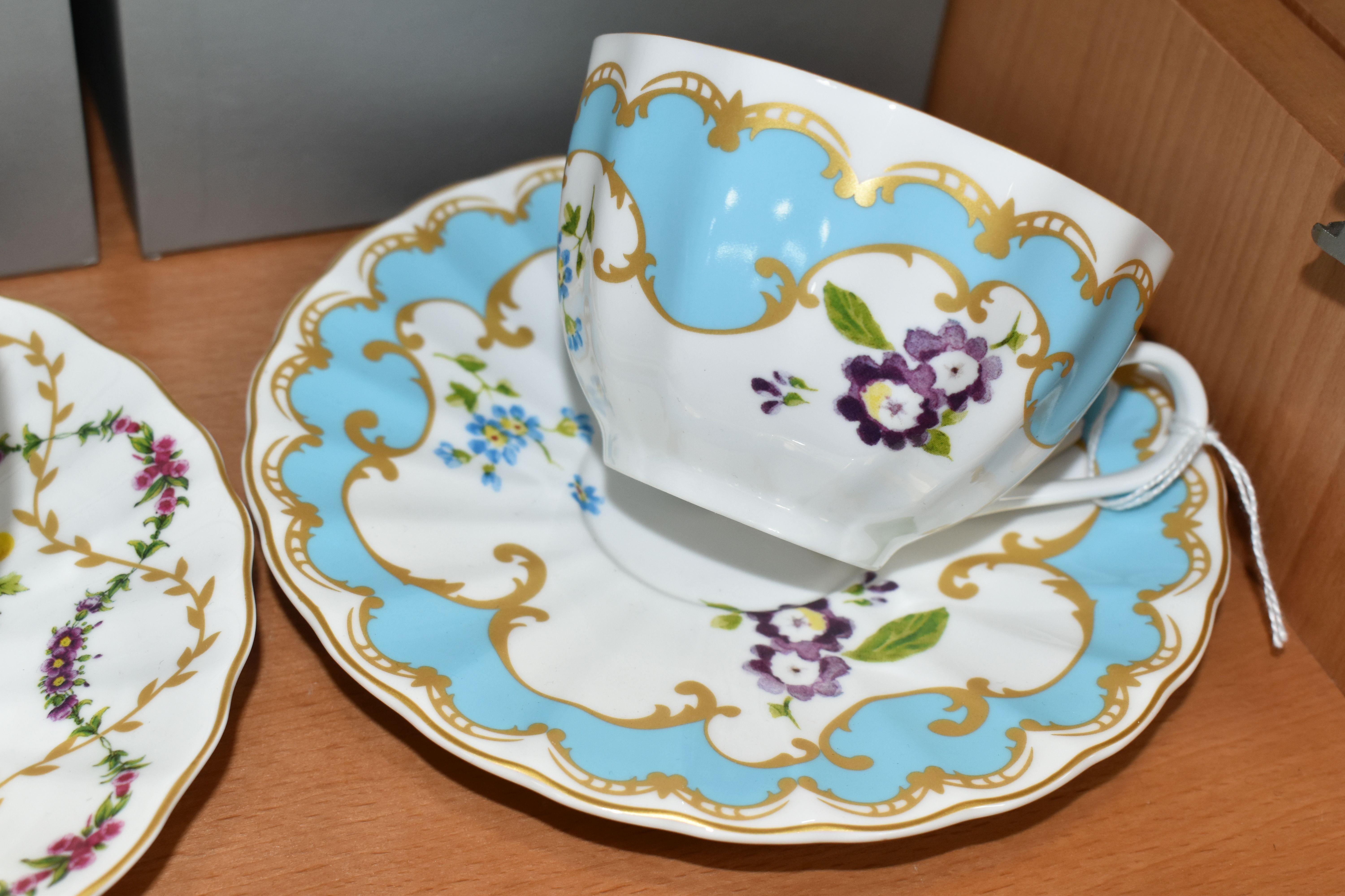 TWO BOXED SETS OF TWO ROYAL WORCESTER TEA CUPS AND SAUCERS, two pairs of duo cup-and-saucer sets - Image 2 of 4