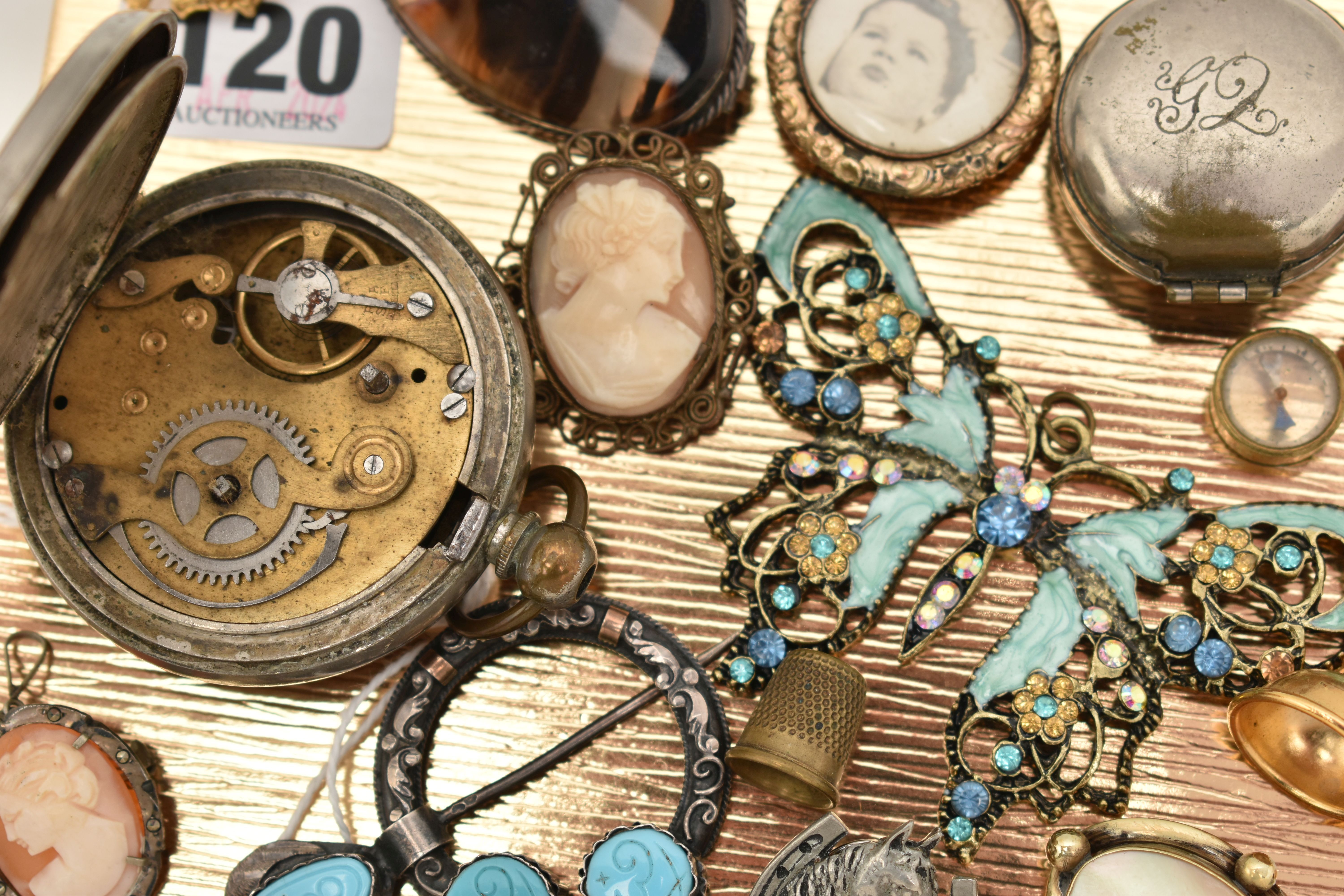 AN ASSORTMENT OF JEWELLERY, to include a penannular brooch, a rolled gold photo pendant, a banded - Image 4 of 4