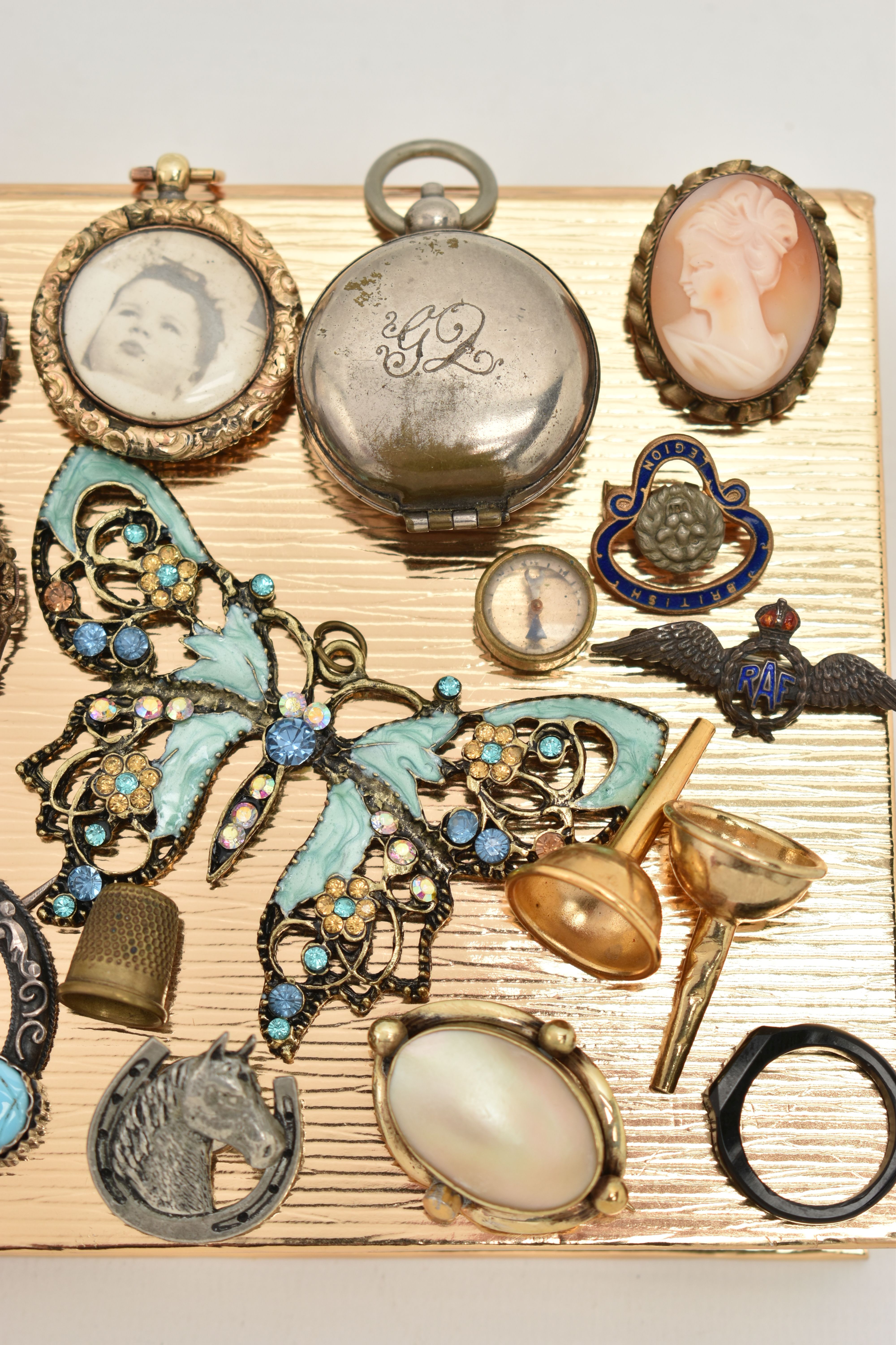 AN ASSORTMENT OF JEWELLERY, to include a penannular brooch, a rolled gold photo pendant, a banded - Image 3 of 4