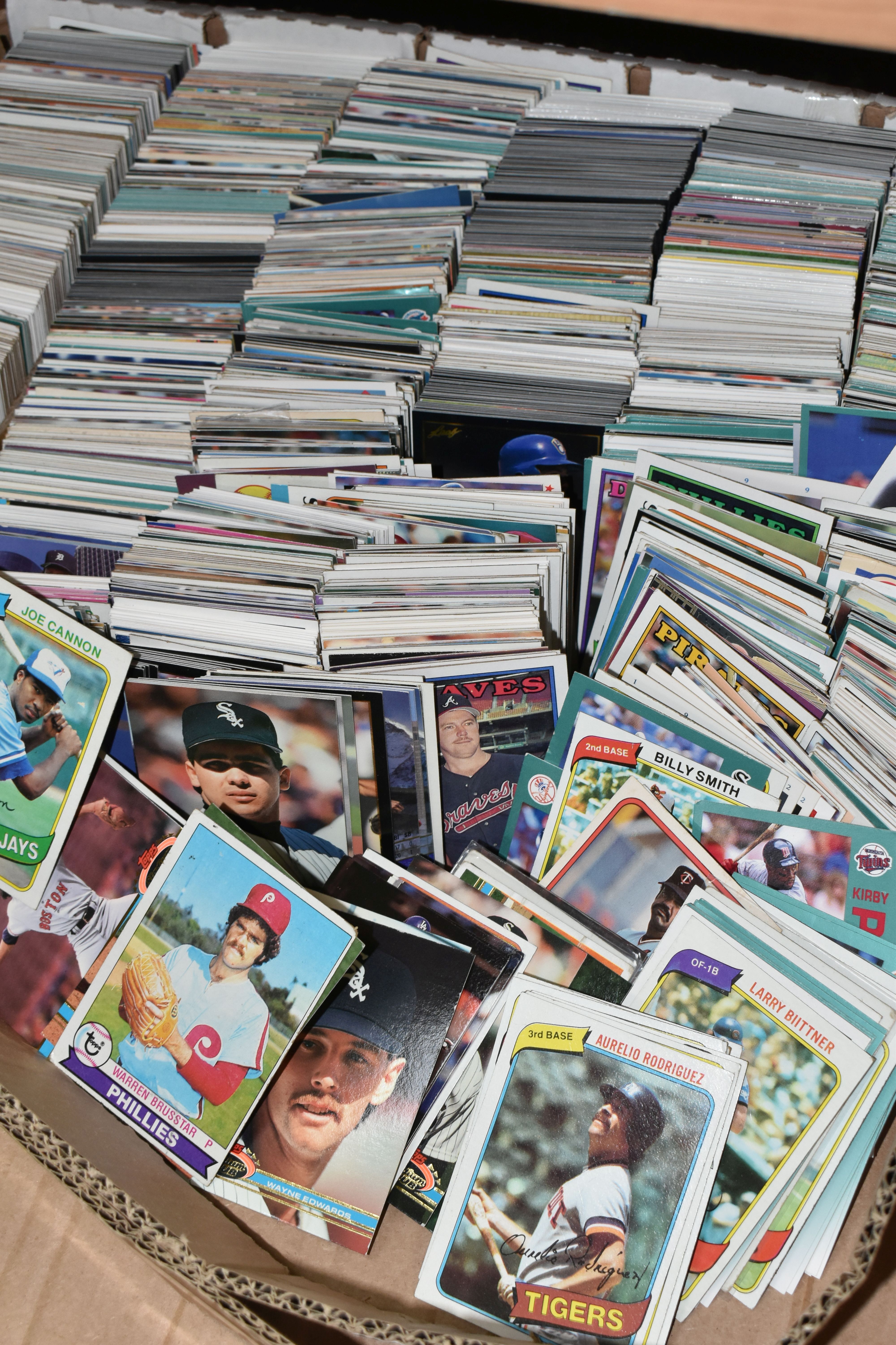 A LARGE COLLECTION OF ASSORTED LOOSE BASEBALL TRADING CARDS, dating from the 1980's onwards, - Bild 3 aus 3