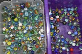 A QUANTITY OF ASSORTED LOOSE MARBLES, assorted designs, styles and sizes, clear and milky glass, all