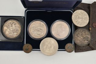 A SMALL ASSORTMENT OF COINS, to include cased pair of five pound coins, also including four