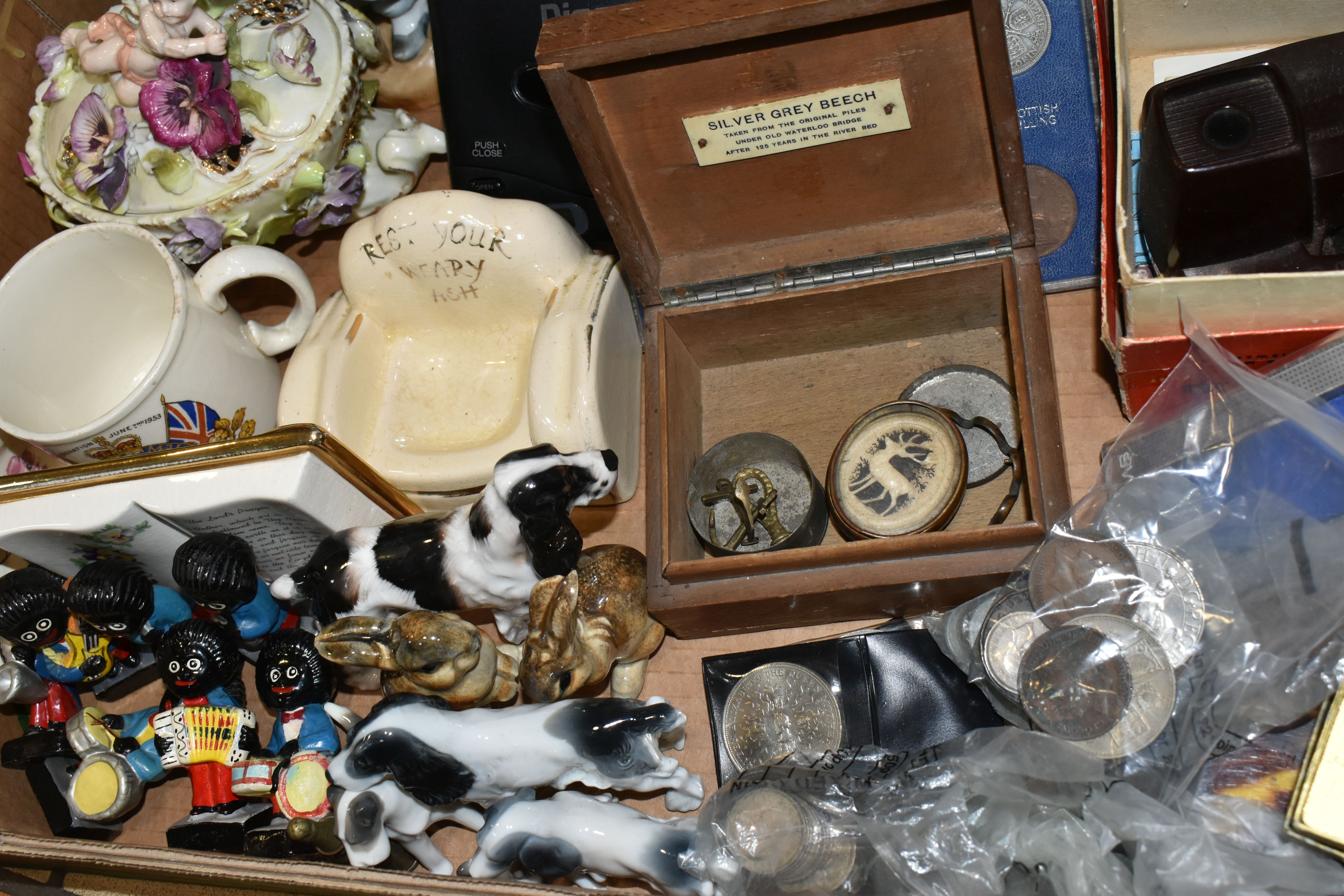 A BOX OF CERAMICS, COINS AND SUNDRY ITEMS, to include a pair of Eduard Klabena for - Image 5 of 7