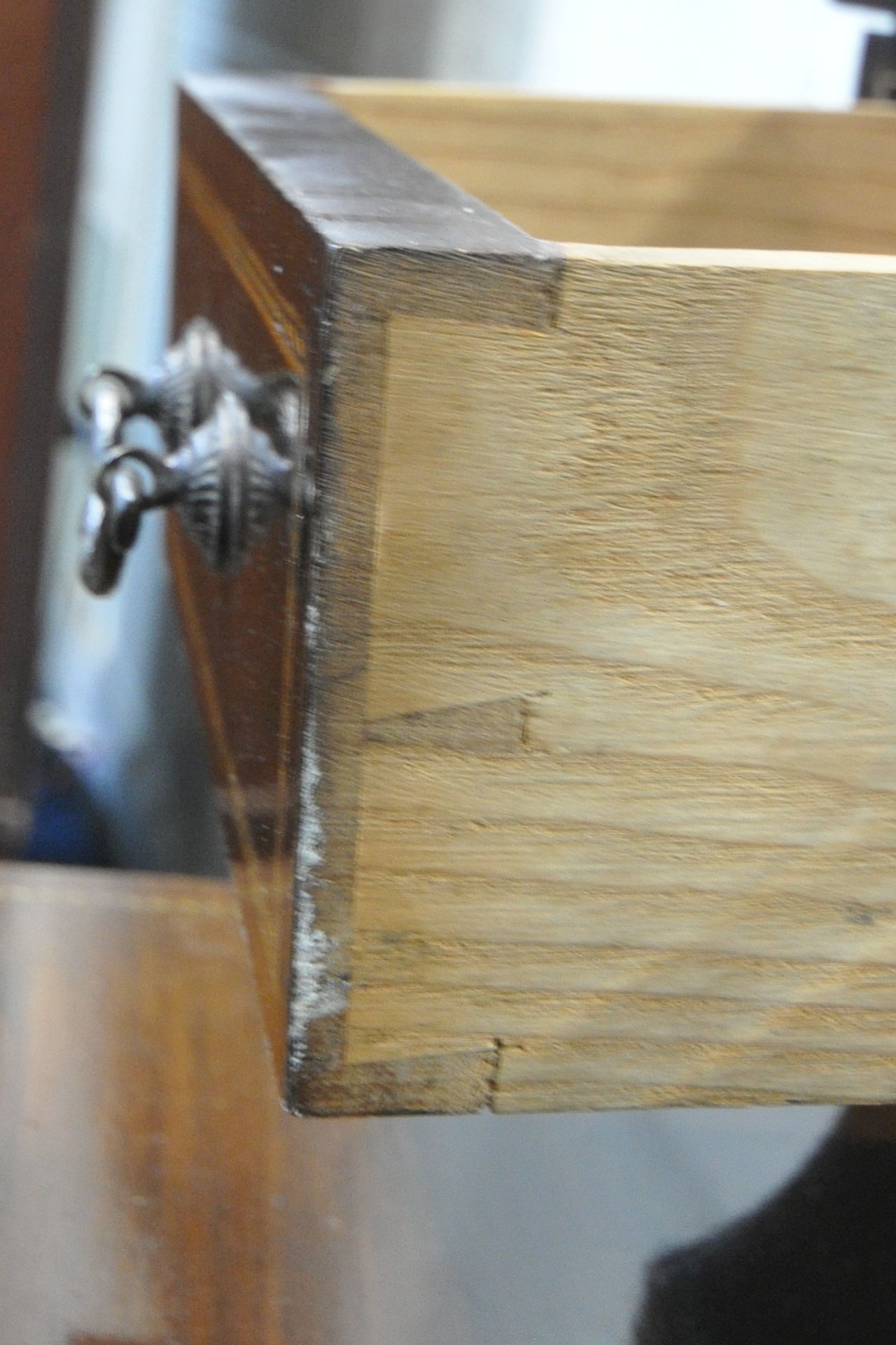 AN EDWARDIAN MAHOGANY AND INLAID DRESSING CHEST, with a single mirror, fitted with seven drawers, on - Image 5 of 5