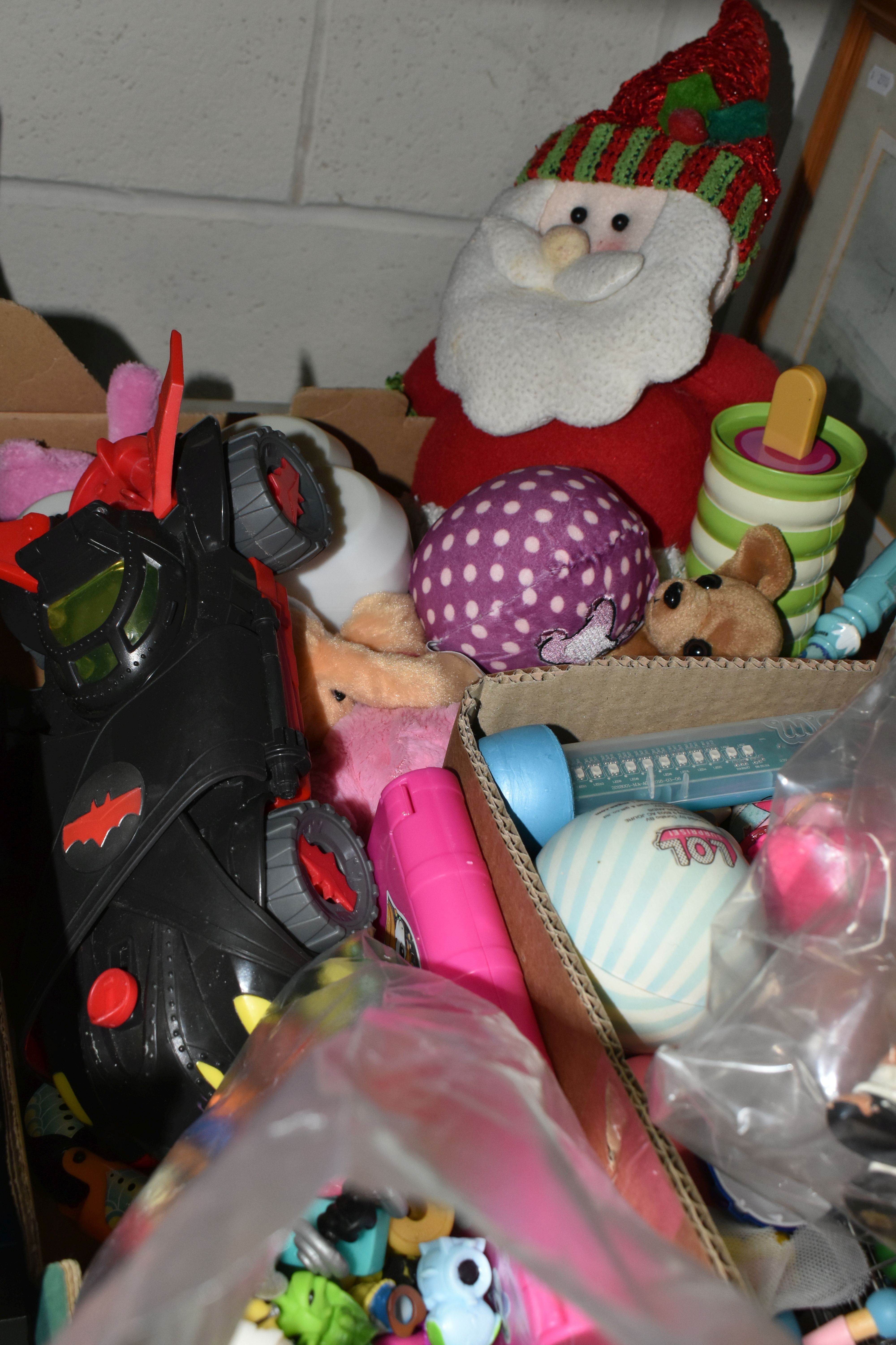 THREE BOXES AND LOOSE TOYS, GAMES, BOOKS, SEWING MACHINE AND SUNDRY ITEMS, to include a Tunbridge - Image 4 of 10