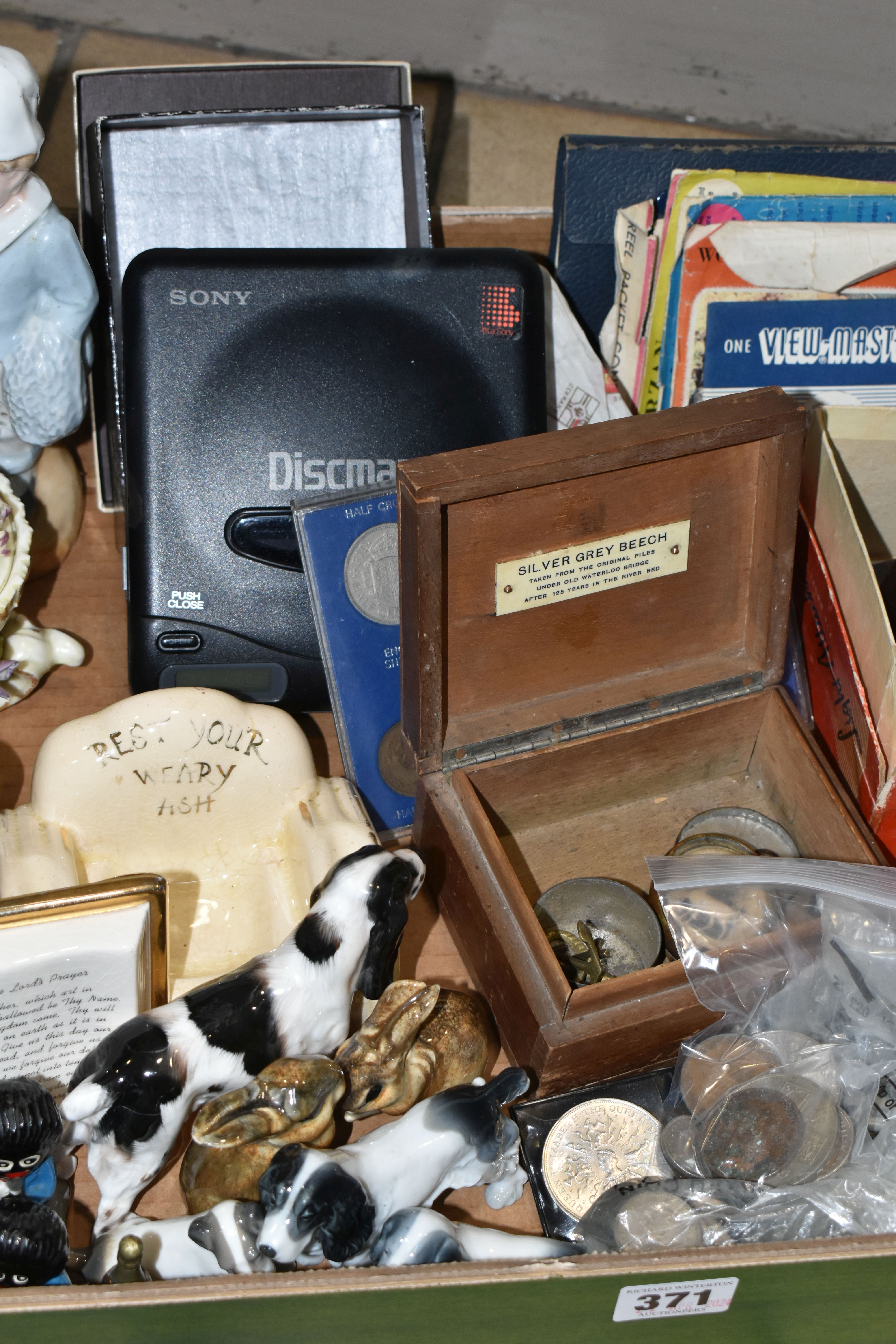 A BOX OF CERAMICS, COINS AND SUNDRY ITEMS, to include a pair of Eduard Klabena for - Image 3 of 7