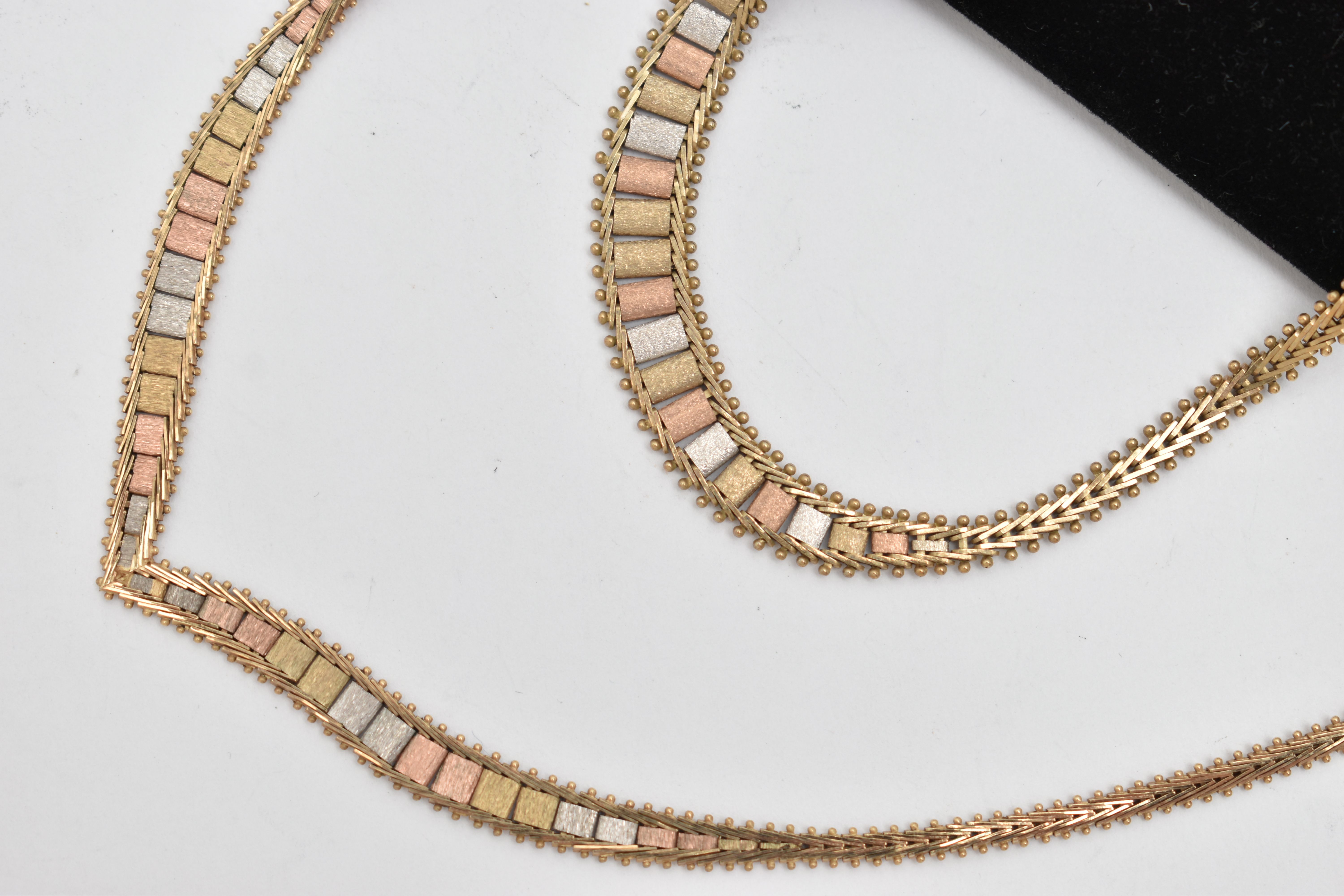 A 9CT GOLD TRI-COLOUR CHAIN NECKLACE AND MATCHING BRACELET, V shape necklace with a textured tri- - Image 3 of 4