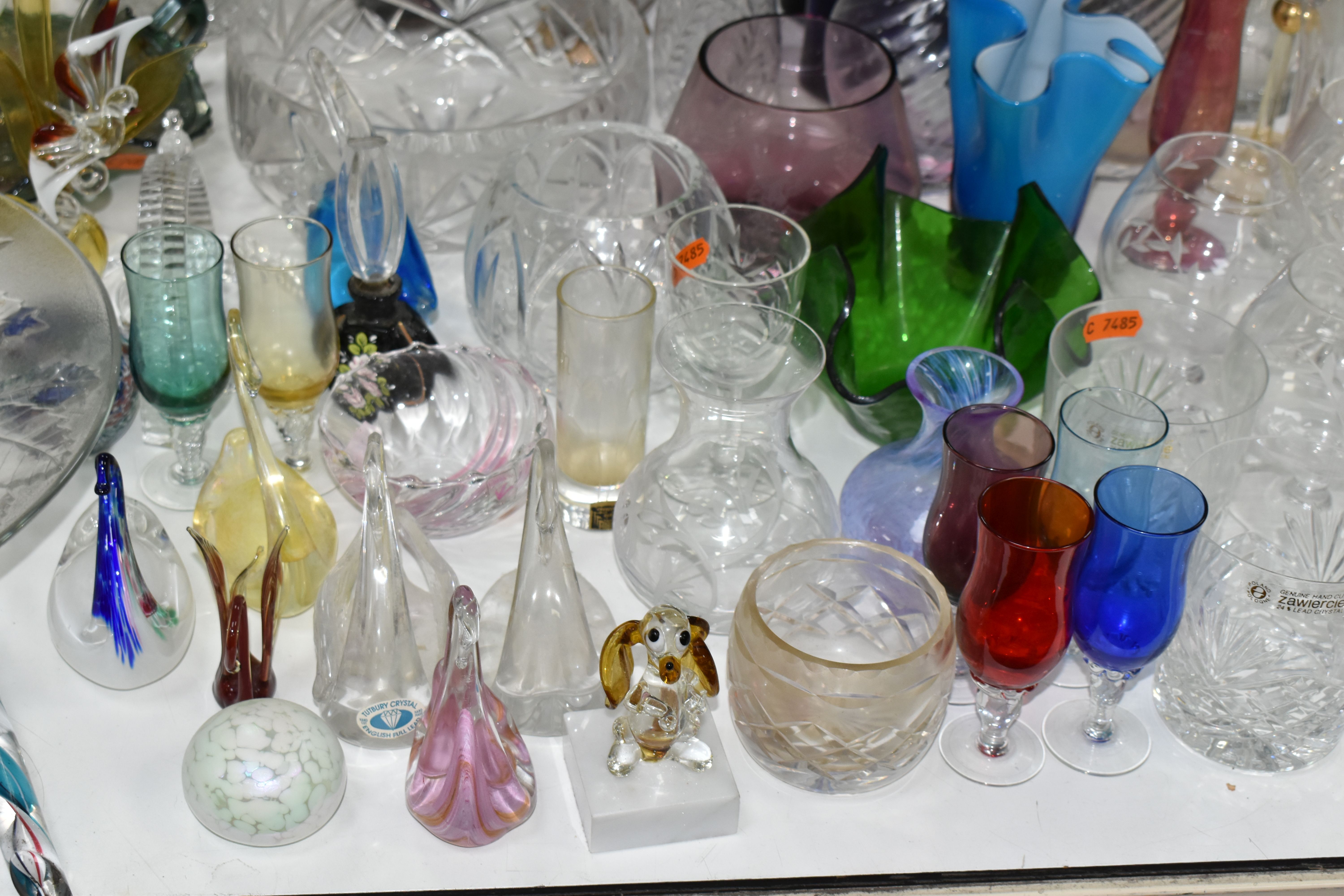 A QUANTITY OF GLASS WARE, to include a selection of drinking glasses and other crystal items by - Image 4 of 9