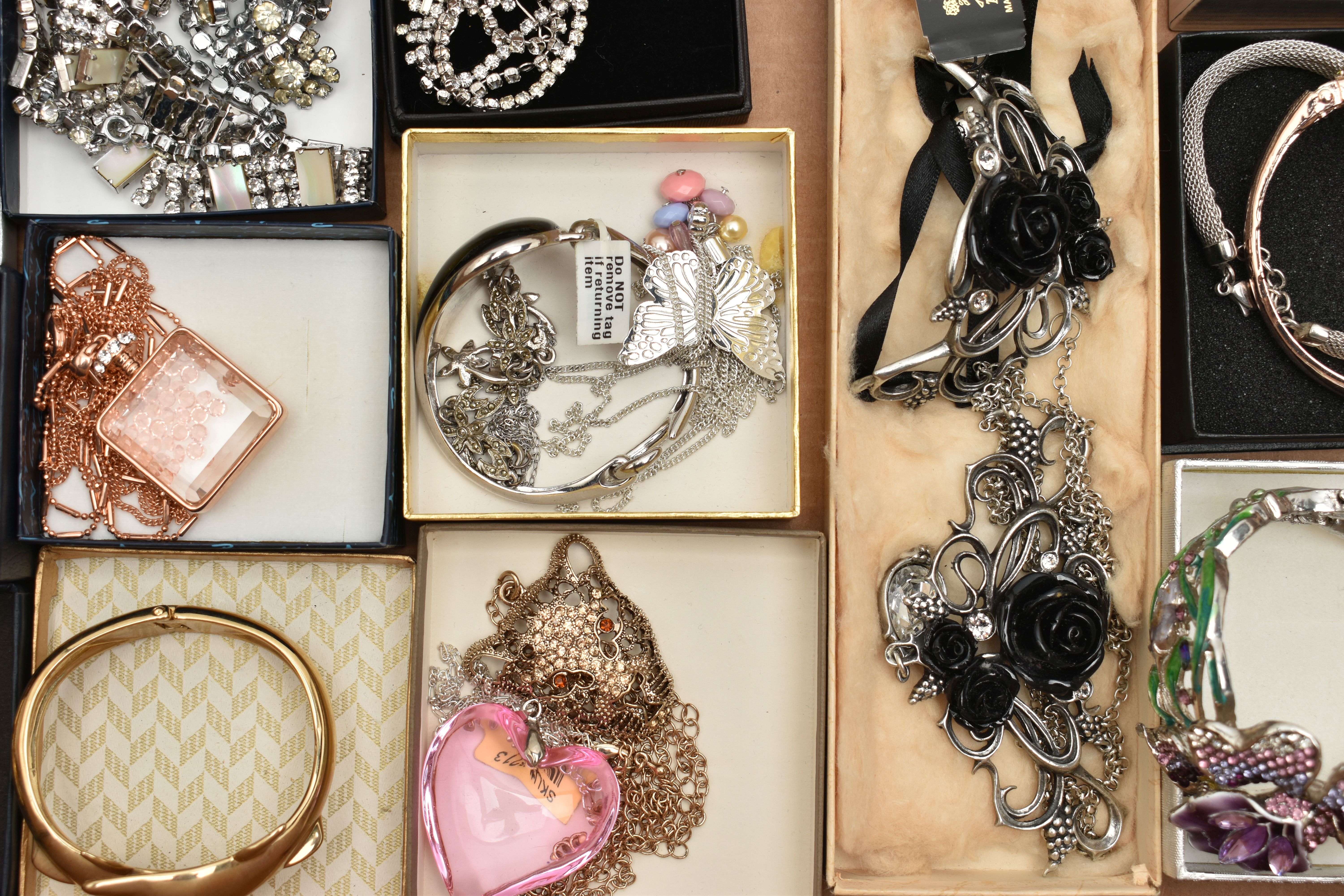 A LARGE BOX OF ASSORTED COSTUME JEWELLERY, to include a long strand of cultured fresh water - Image 5 of 6