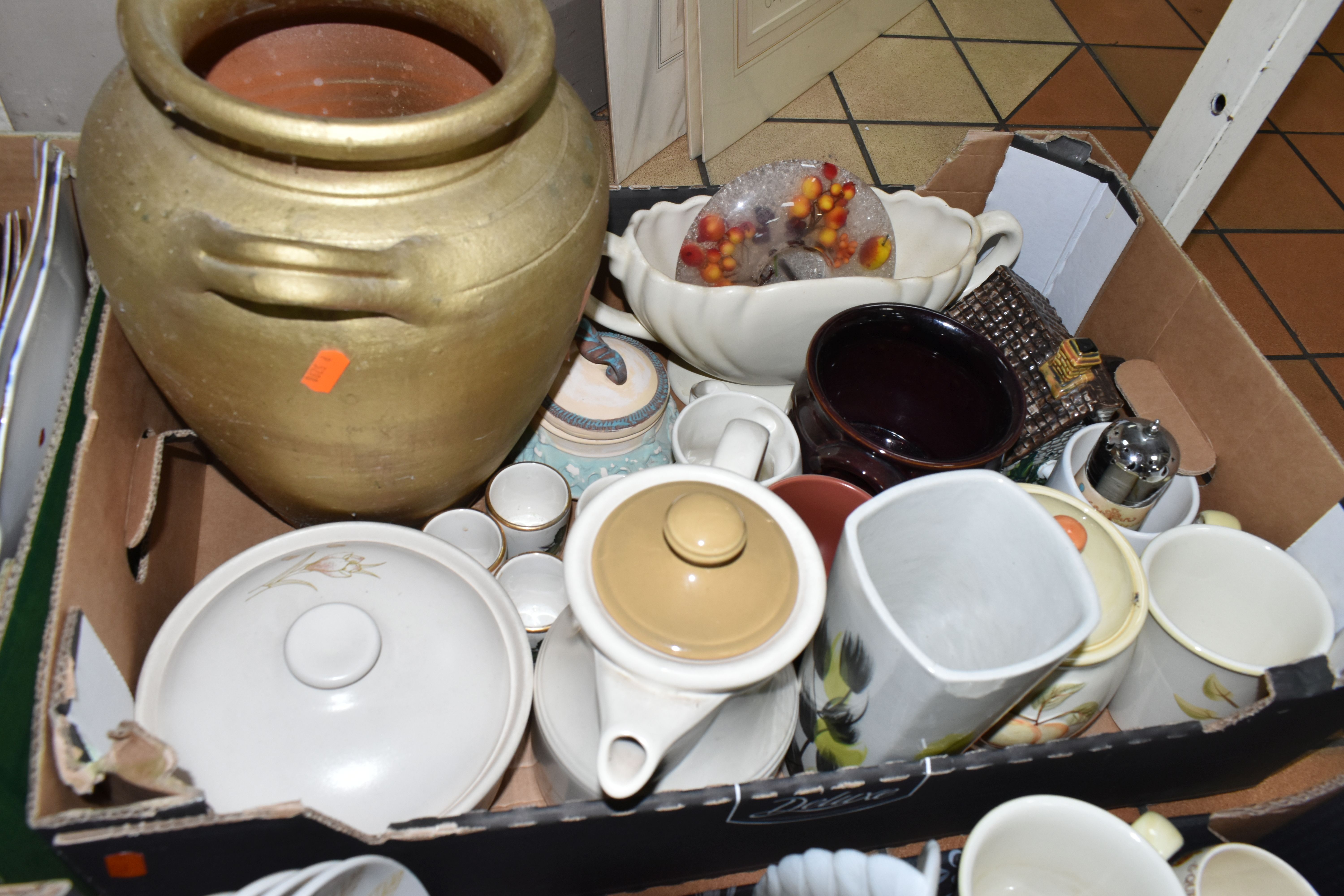 FIVE BOXES OF CERAMICS AND GLASS WARE, to include a Royal Albert Old Country Roses cake slice ( - Bild 3 aus 6