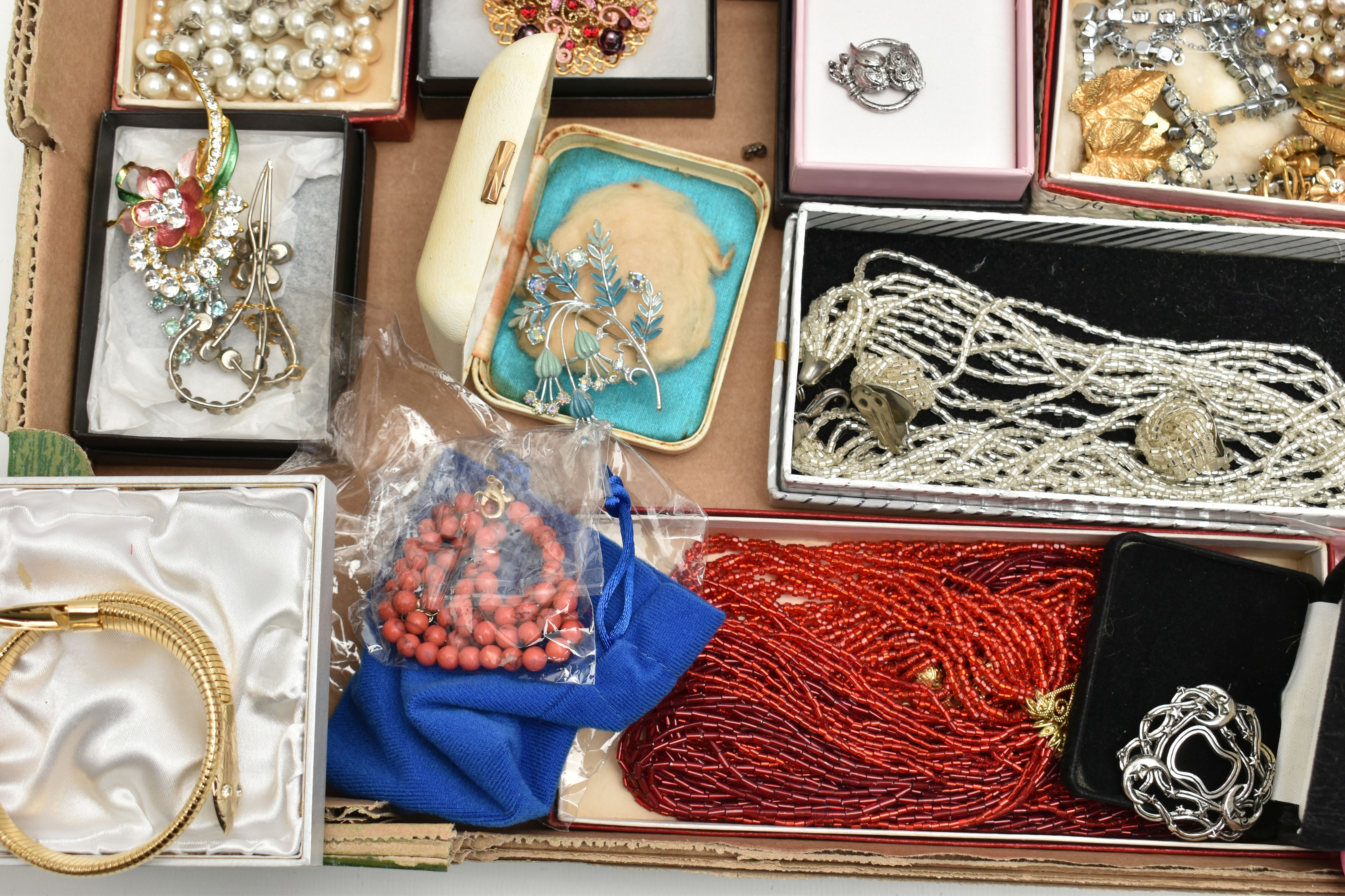 A BOX OF ASSORTED COSTUME JEWELLERY, to include two semi-precious gemstone chip bracelets, a blue - Image 8 of 8