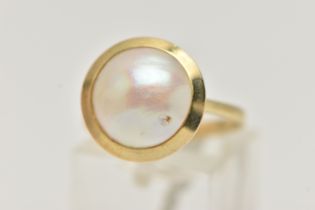 A 9CT GOLD MABE PEARL RING, the pearl in a collet setting, to the plain band, 9ct import mark for