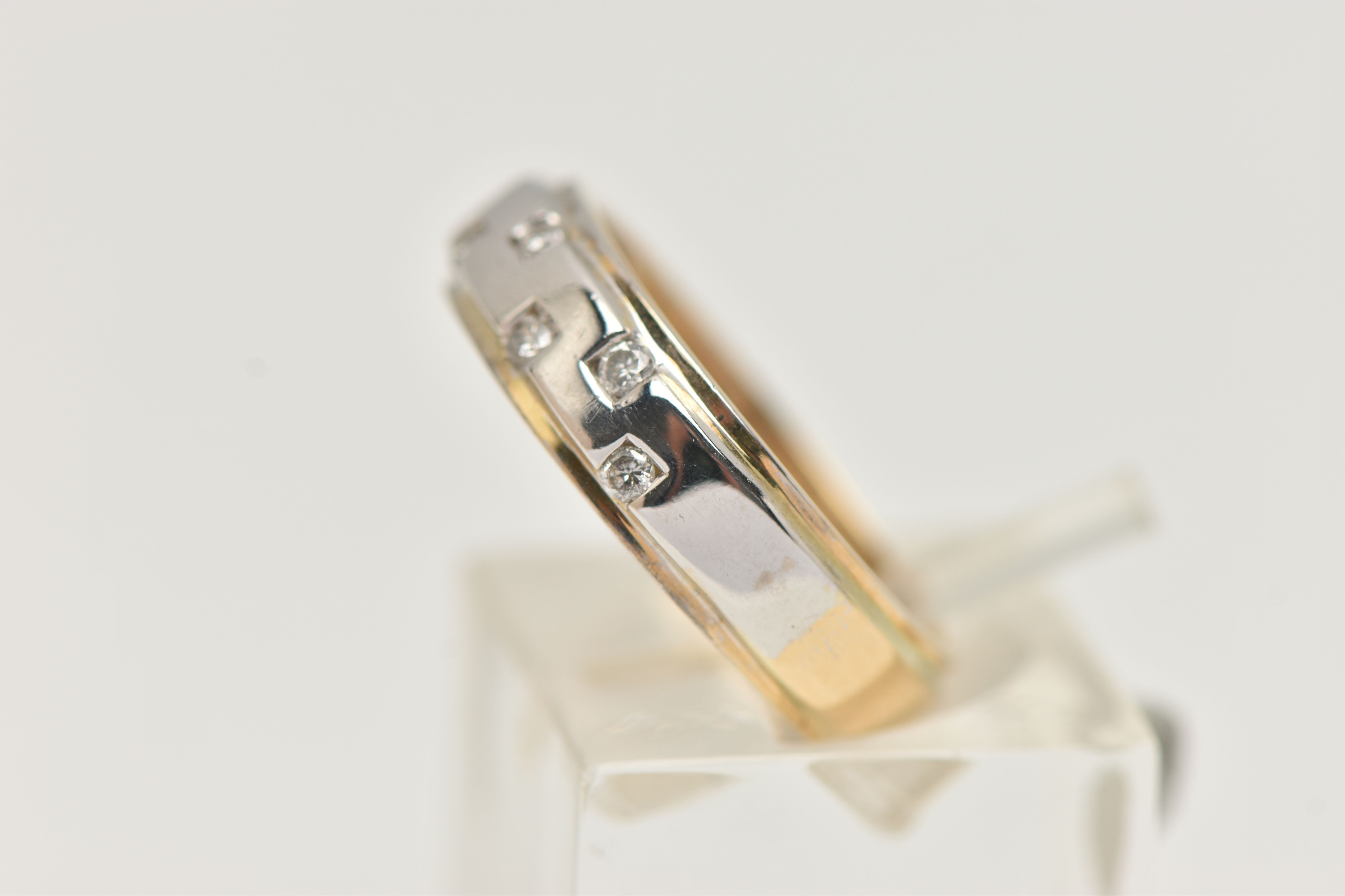 AN 18CT GOLD BI COLOUR DIAMOND RING, a yellow gold band ring with white gold to the centre top of - Image 2 of 4