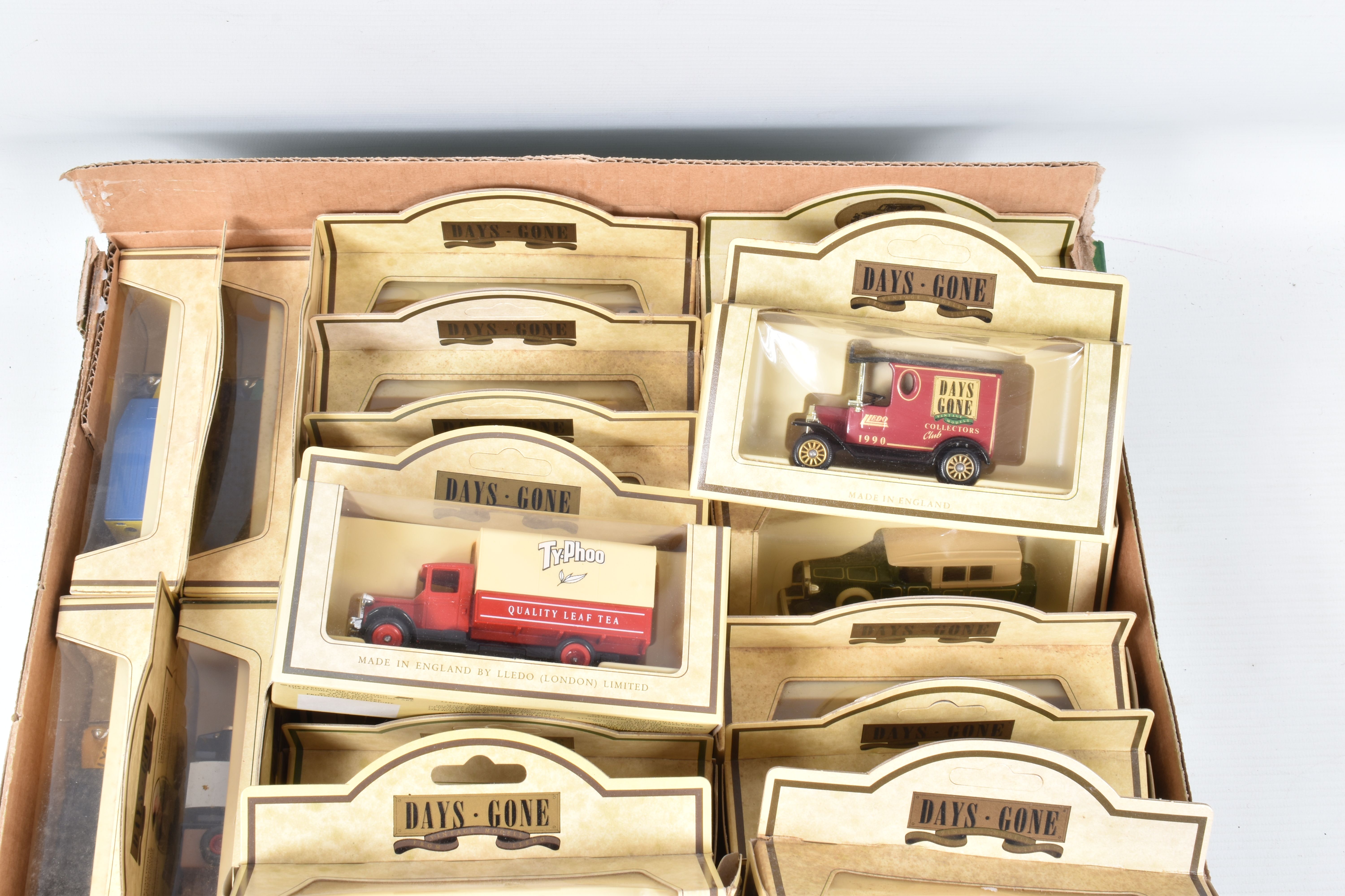 FOUR BOXES OF ASSORTED LLEDO, MATCHBOX AND OXFORD DIECAST MODEL VEHICLES, some of the Lledo models - Image 15 of 17