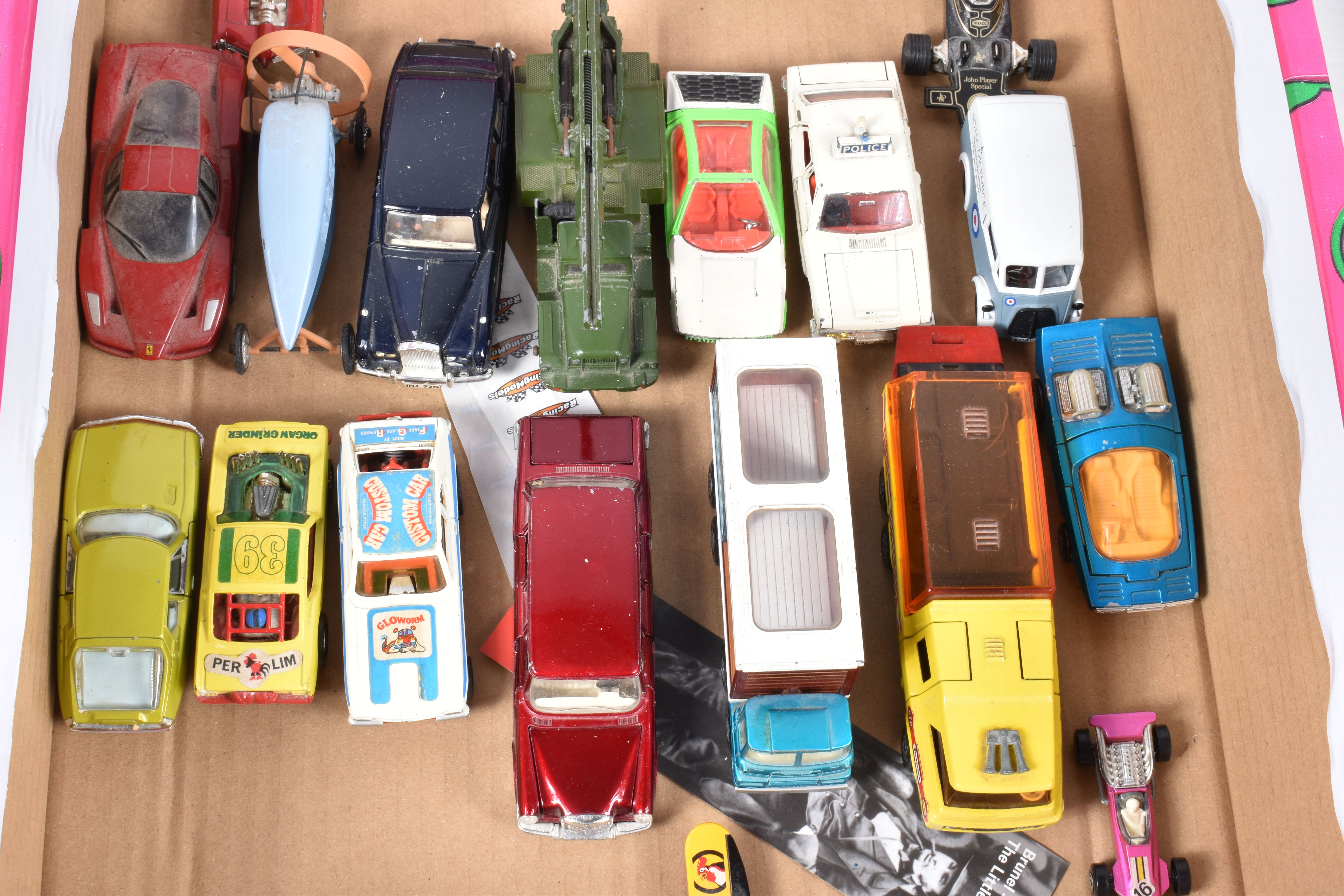 A TRAY OF BOXED AND UNBOXED MODEL TOY VEHCILES, to include a collection of unboxed motorcycles by - Bild 8 aus 8