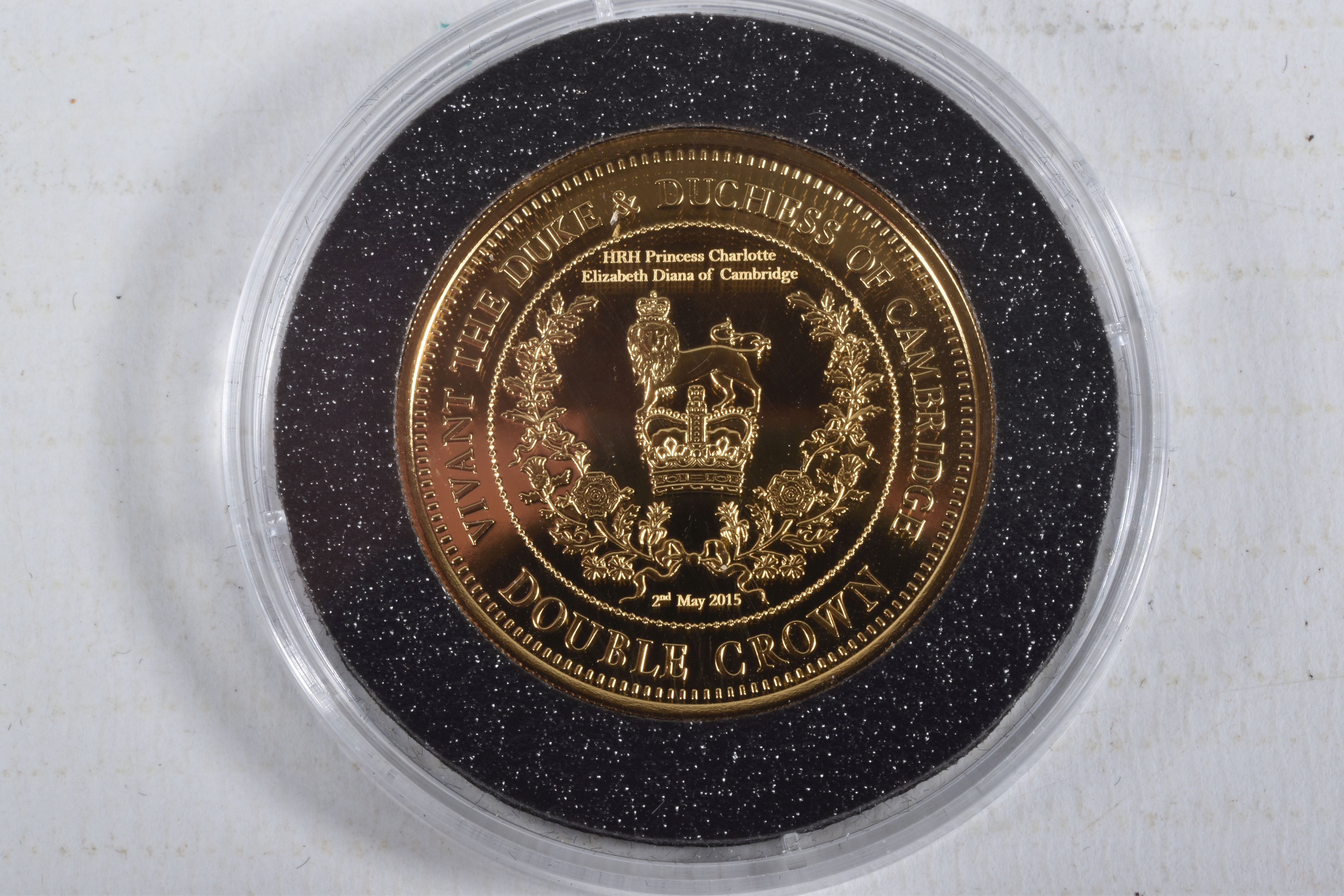 A BOXED DUKE AND DUCHESS OF CAMBRIDGE COMMEMORATIVE GOLD DOUBLE CROWN COIN, 2015, 9ct Gold, 28mm, - Image 2 of 5