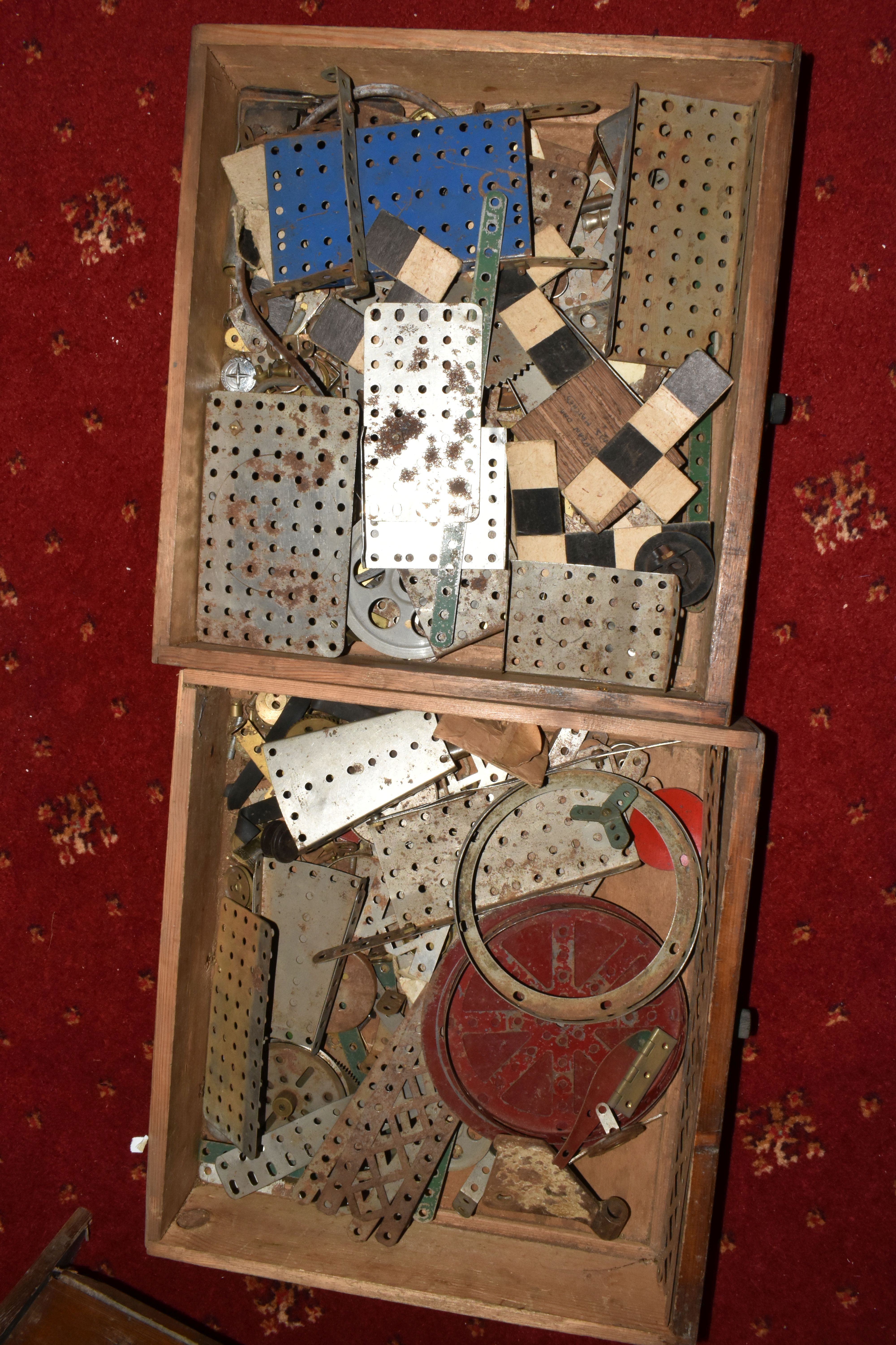 A COLLECTION OF ASSORTED VINTAGE MECCANO AND OTHER CONSTRUCTION KIT ITEMS, Meccano items include - Image 5 of 7