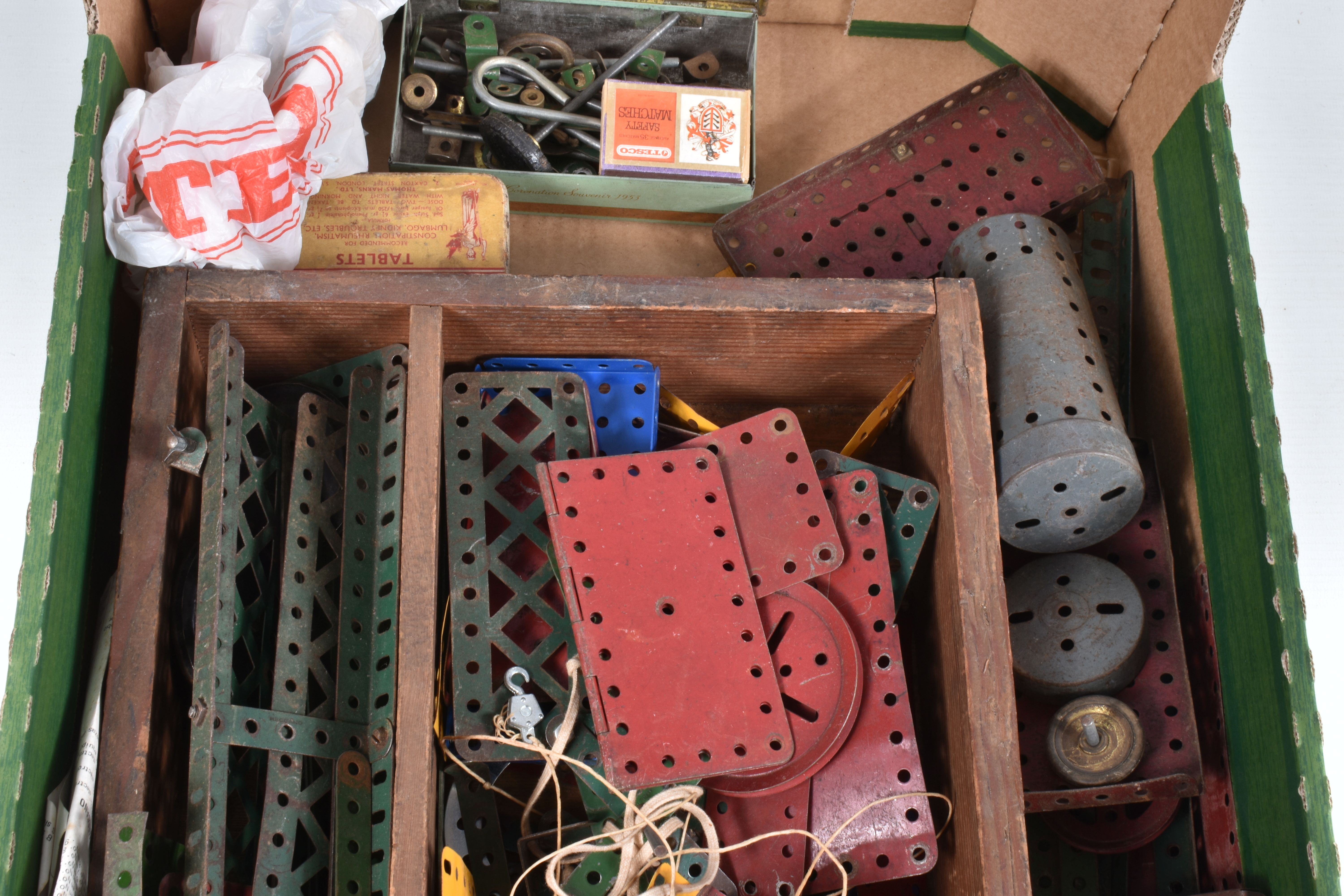 A QUANTITY OF LOOSE MECCANO, mainly red and green era, with some later parts, to include boiler, - Image 4 of 6