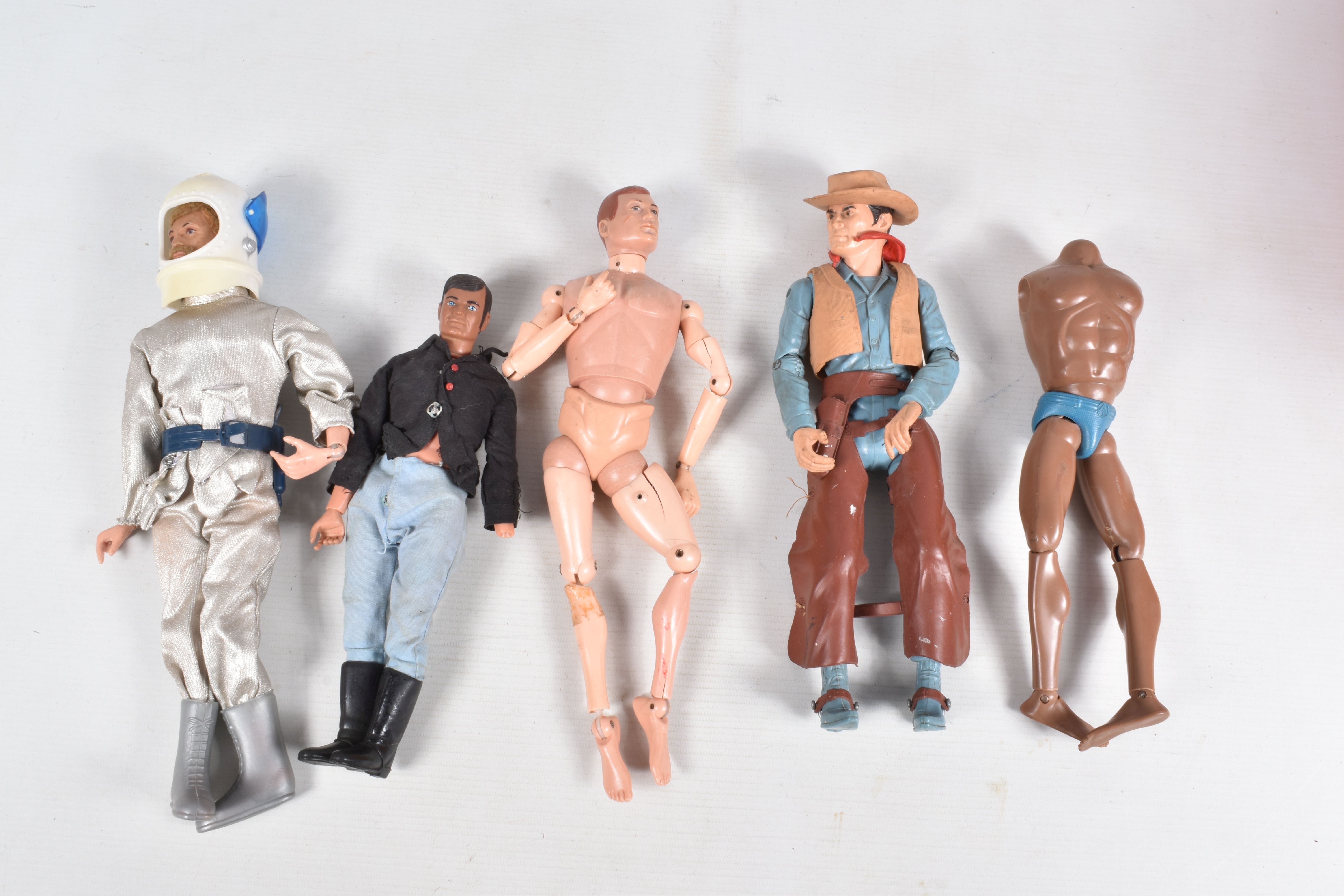 A QUANTITY OF UNBOXED AND ASSORTED ACTION MAN AND OTHER FIGURES AND ACCESSORIES, to include the - Image 6 of 8