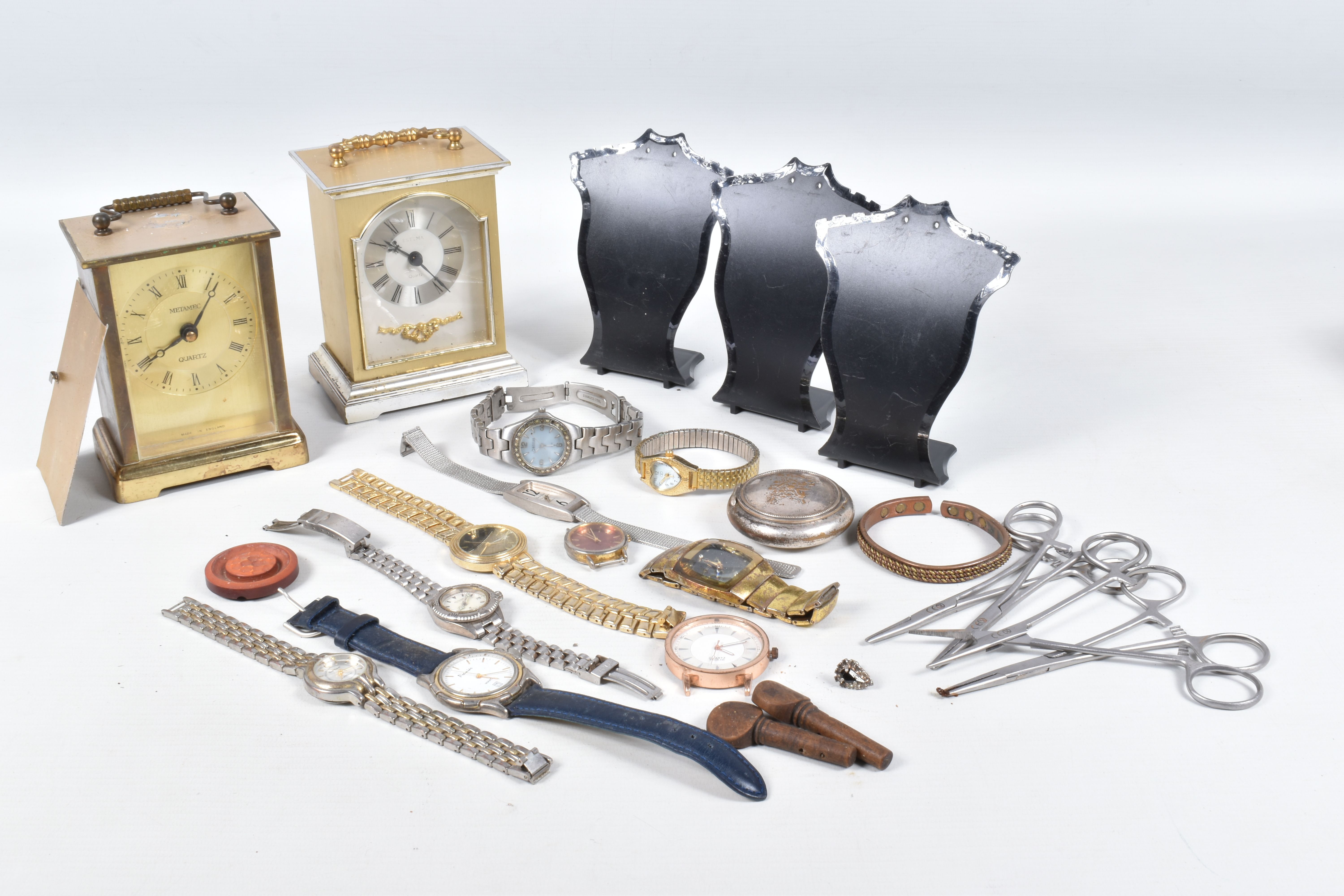 A SMALL COLLECTION OF WATCHES AND QUARTZ CARRIAGE CLOCKS, to include two quartz carriage clocks, one