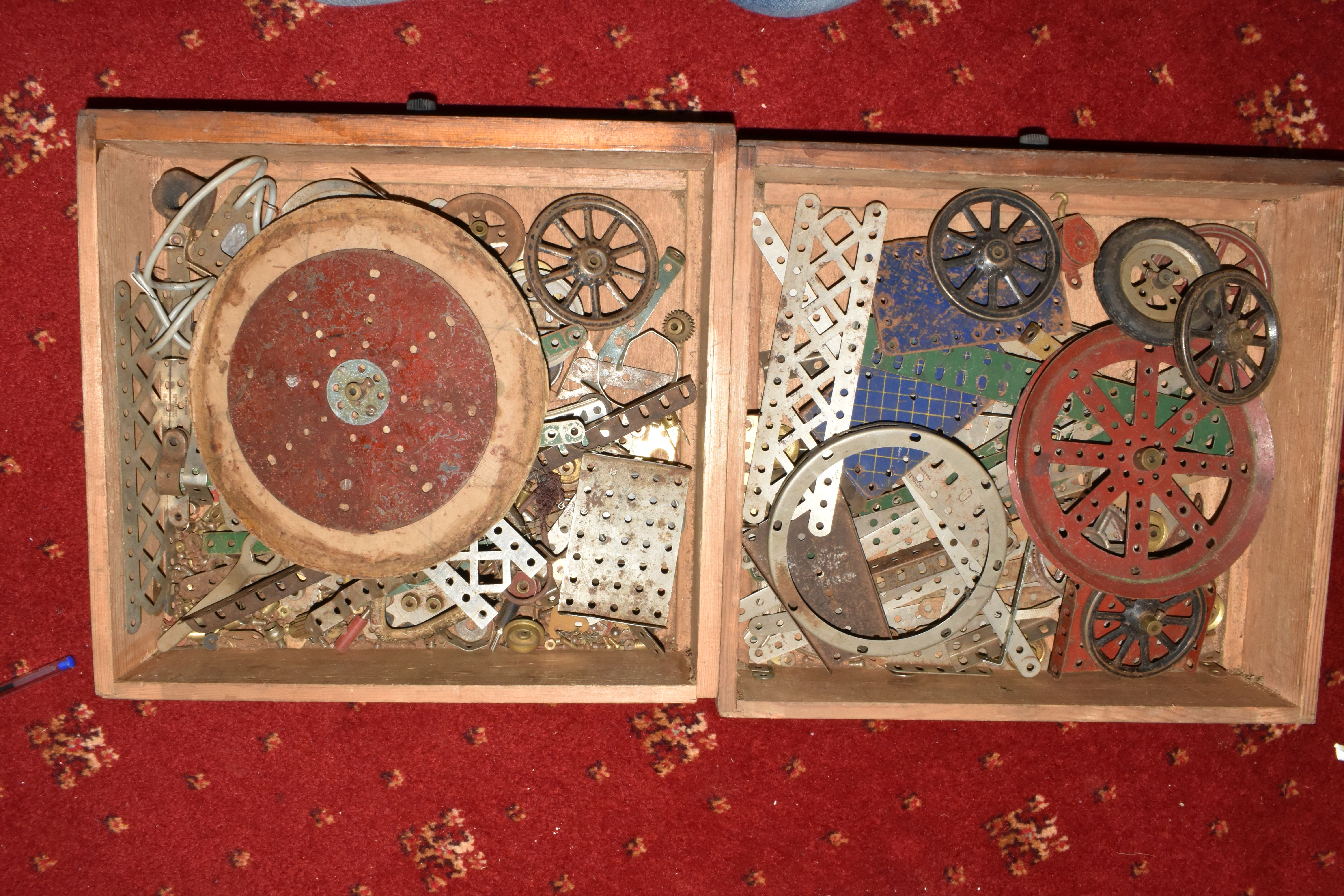 A COLLECTION OF ASSORTED VINTAGE MECCANO AND OTHER CONSTRUCTION KIT ITEMS, Meccano items include - Image 6 of 7
