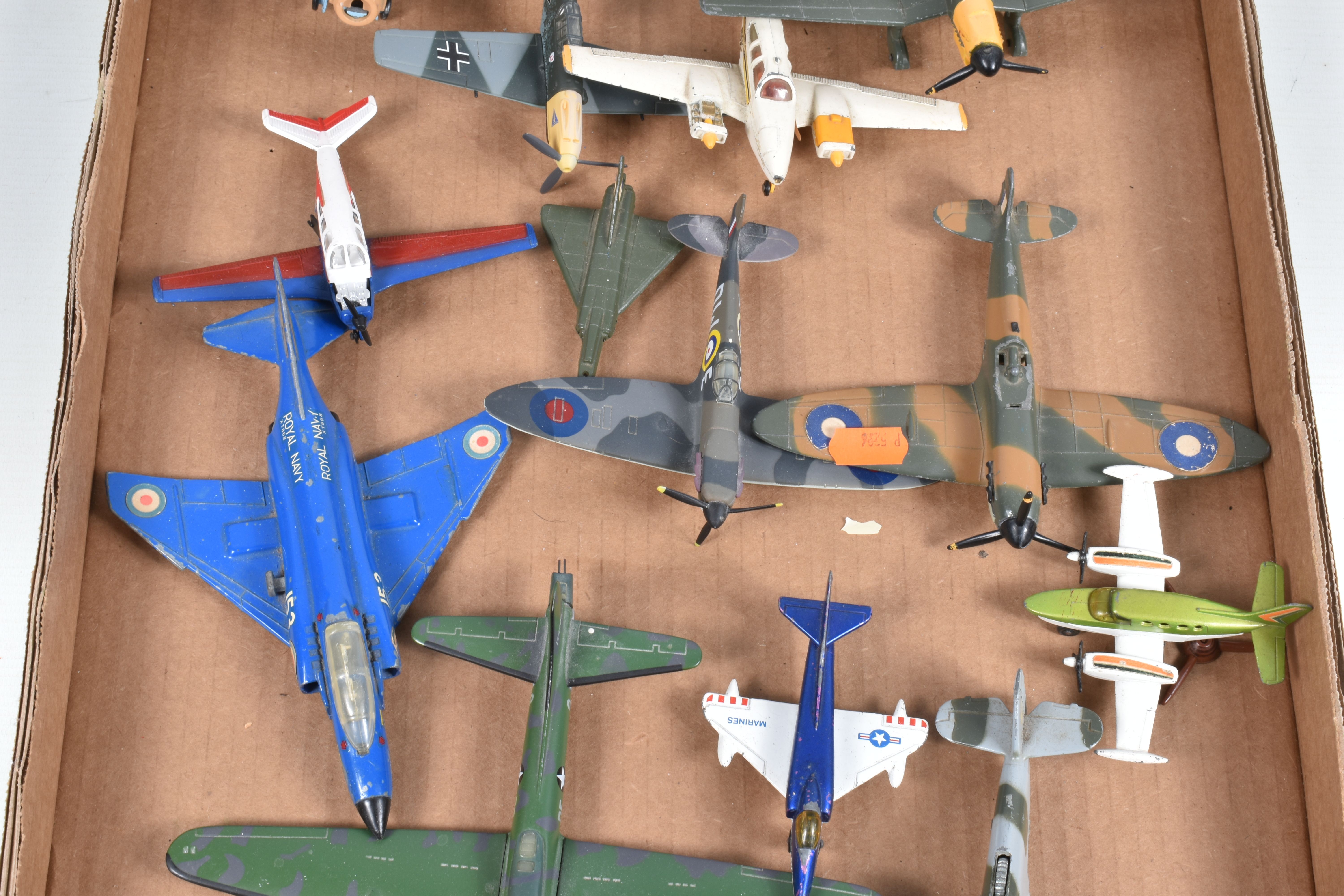 THREE BOXES OF BOXED AND UNBOXED MODEL VEHICLES AND AIRCRAFTS, some of the model aircrafts include a - Bild 8 aus 13