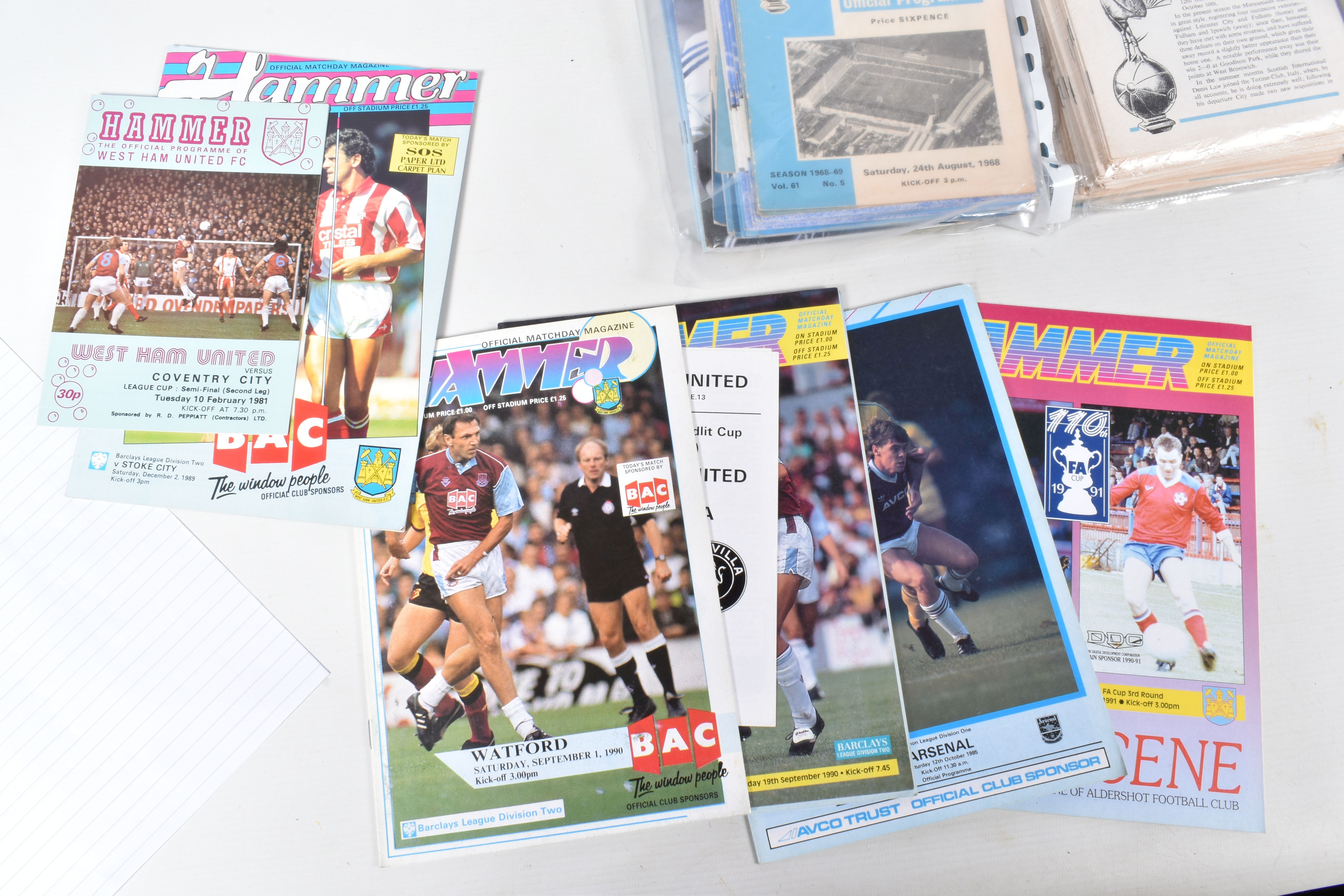 A COLLECTION OF PREMIER LEAGUE FOOTBALL CLUB PROGRAMMES APPROXIMATELY 100 OVER VARIOUS DECADES, to - Bild 4 aus 10