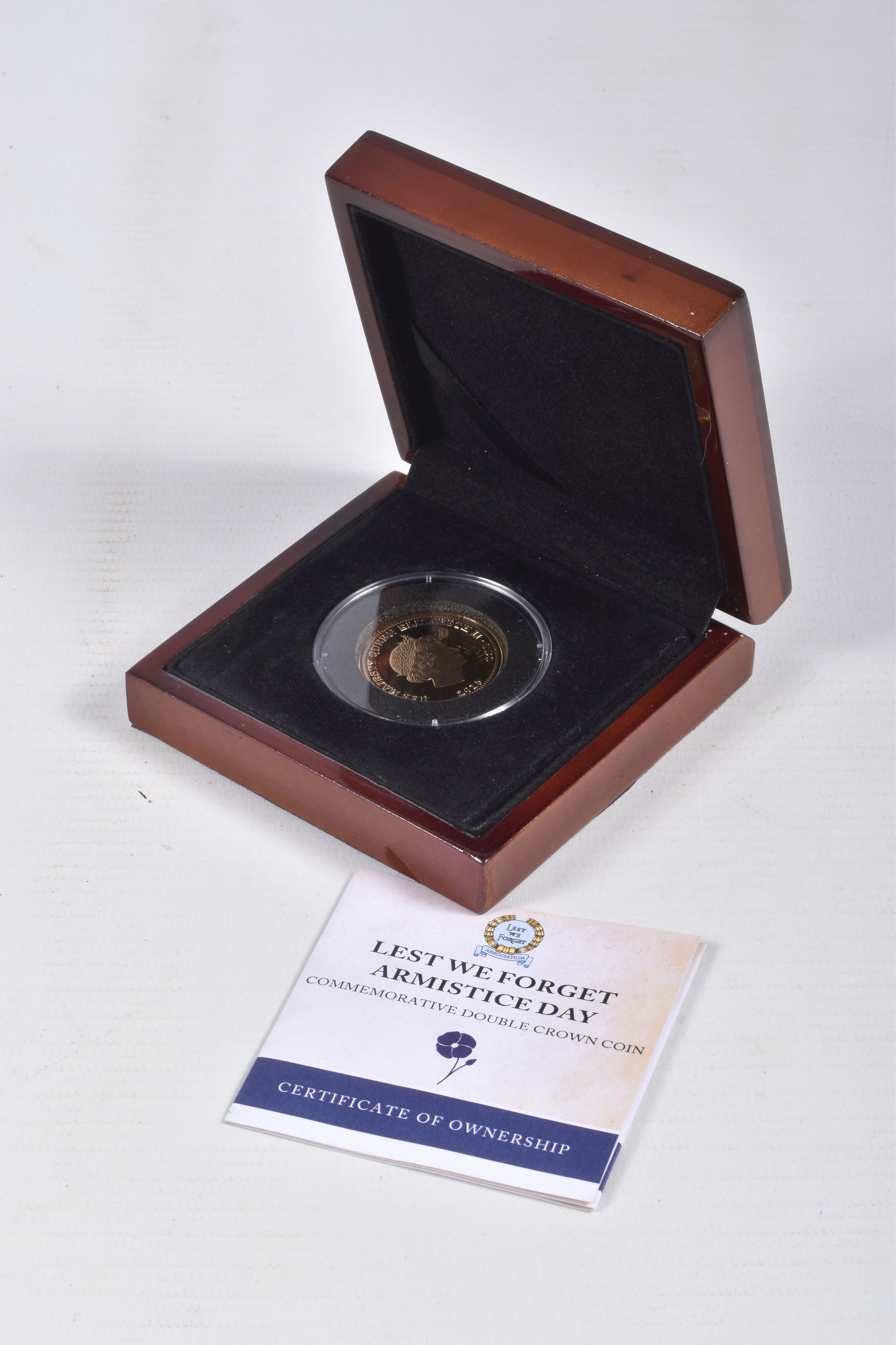 A 9CT COMMEMORATIVE DOUBLE CROWN PROOF COIN, commemorating Armistice day, dated 2015, stated