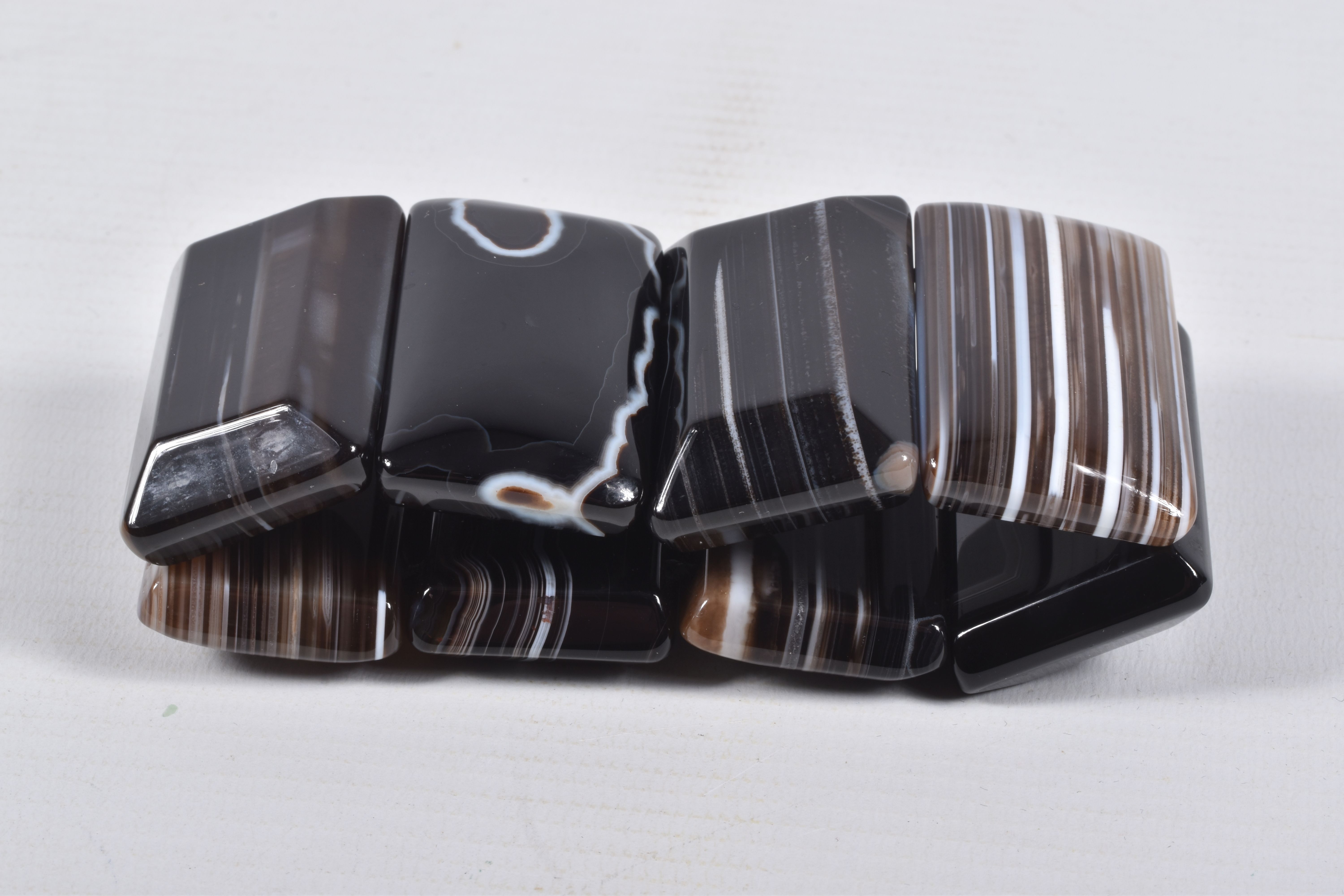 A BANDED AGATE BRACELET, eight panels of carved banded agate, on a stretch bracelet, approximate - Image 3 of 4