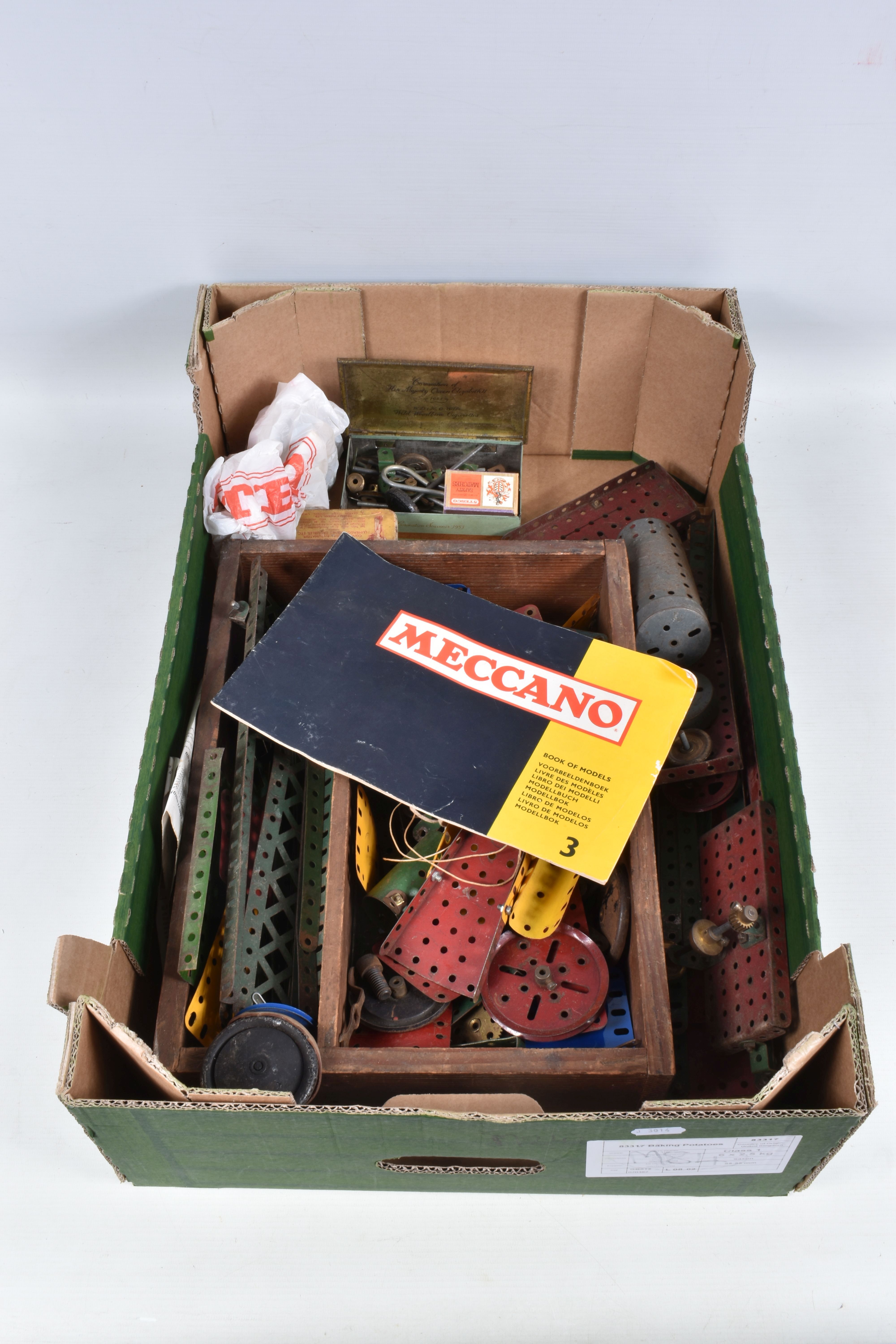 A QUANTITY OF LOOSE MECCANO, mainly red and green era, with some later parts, to include boiler, - Image 2 of 6