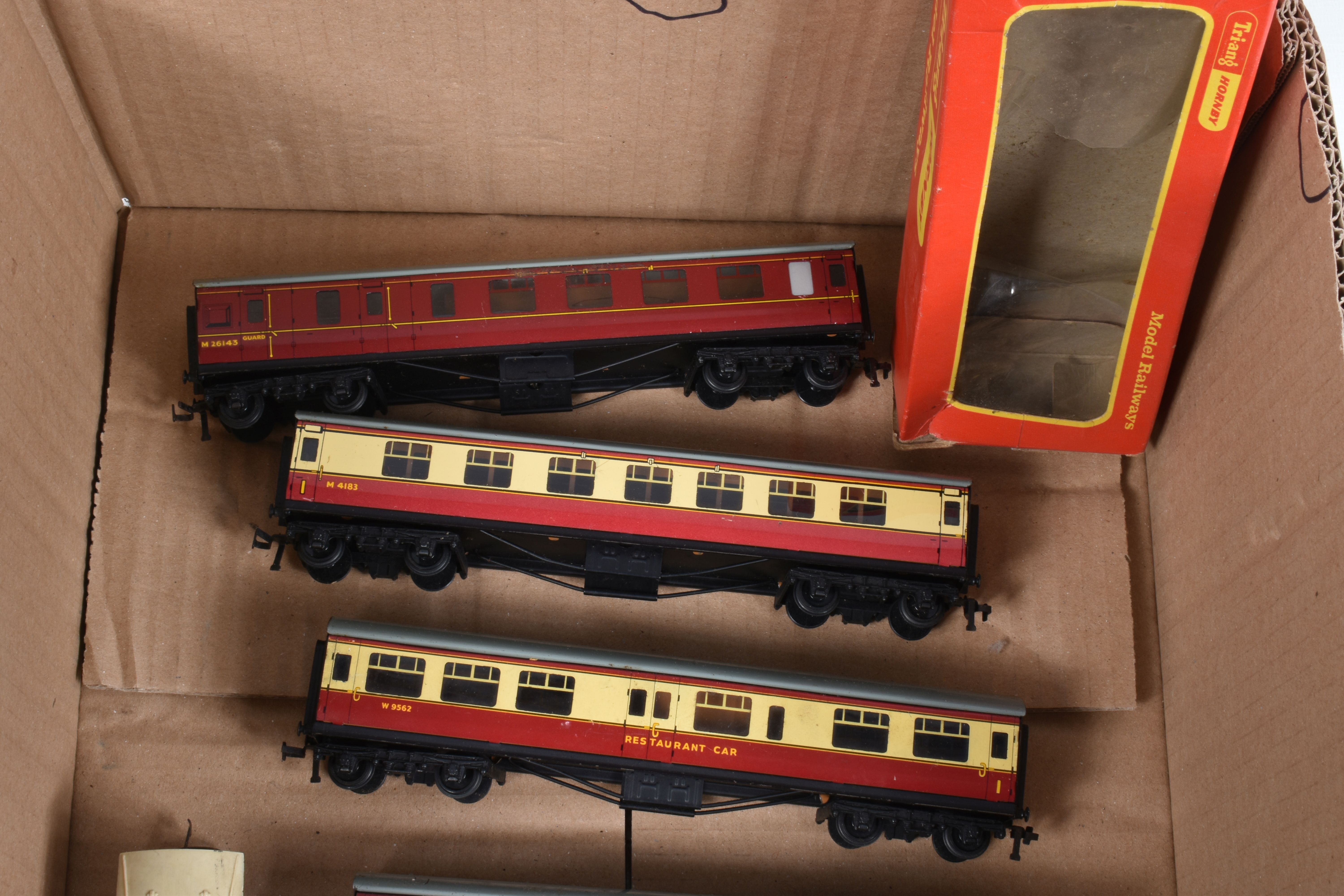 A QUANTITY OF BOXED AND UNBOXED OO GAUGE ROLLING STOCK, to include boxed Tri-ang Hornby Caledonian - Image 7 of 9