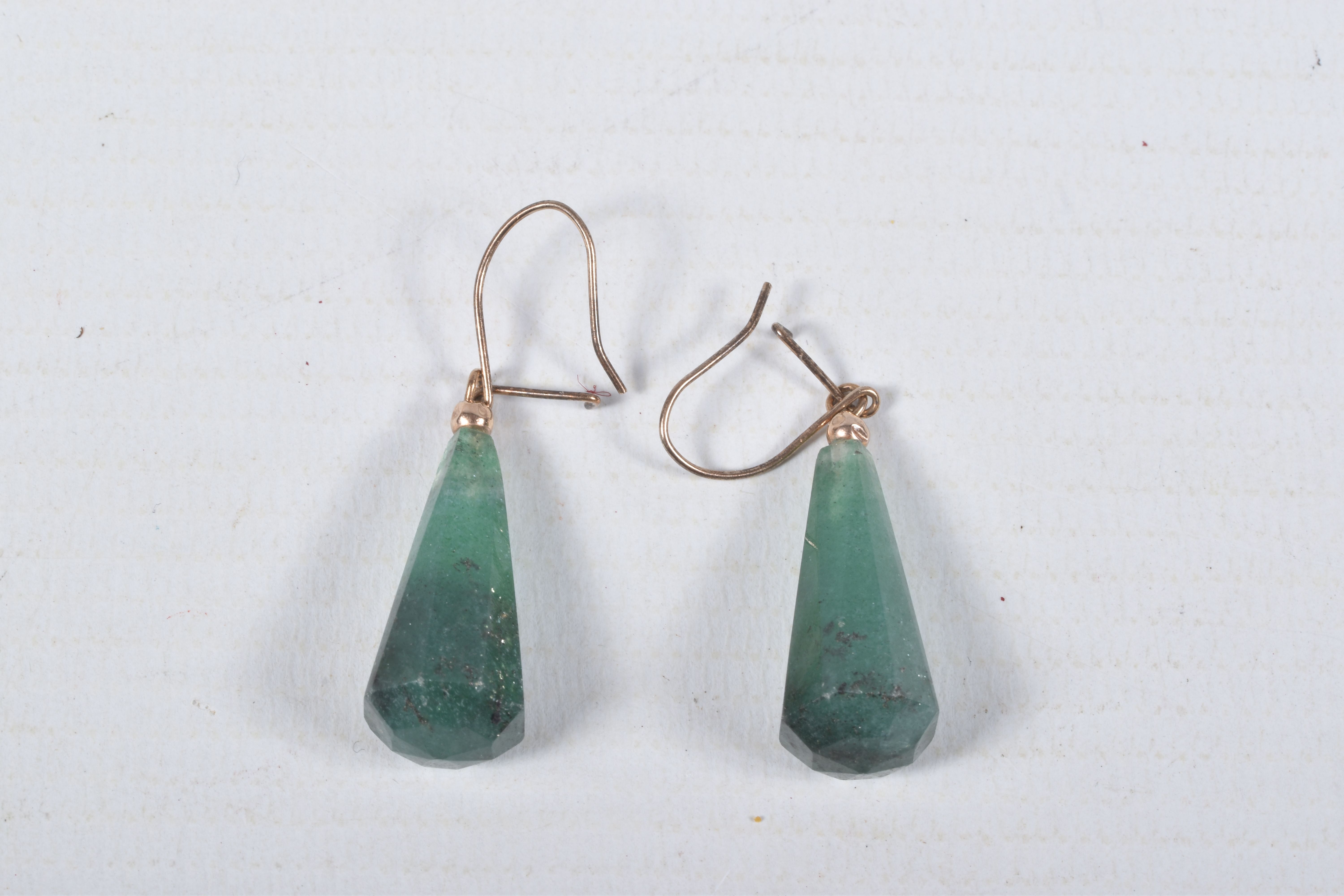 A PAIR OF GREEN QUARTZ DROP EARRINGS, faceted tapering drops, fitted with unmarked yellow metal fish