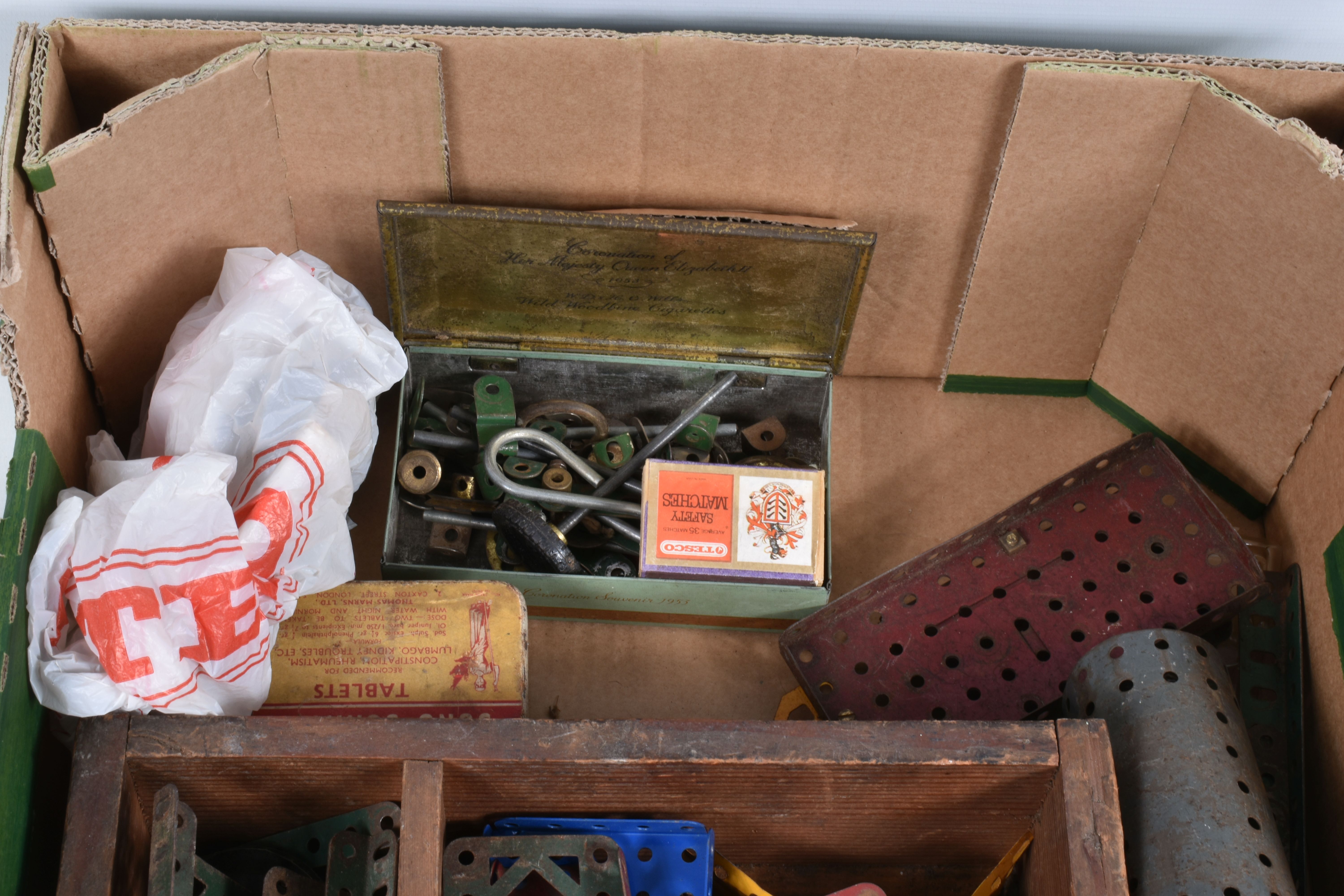 A QUANTITY OF LOOSE MECCANO, mainly red and green era, with some later parts, to include boiler, - Image 3 of 6