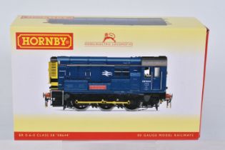 A BOXED OO GAUGE HORNBY MODEL RAILWAY DIESEL/ELECTRIC LOCOMOTIVE, Class 08 Shunter no. 08644 '