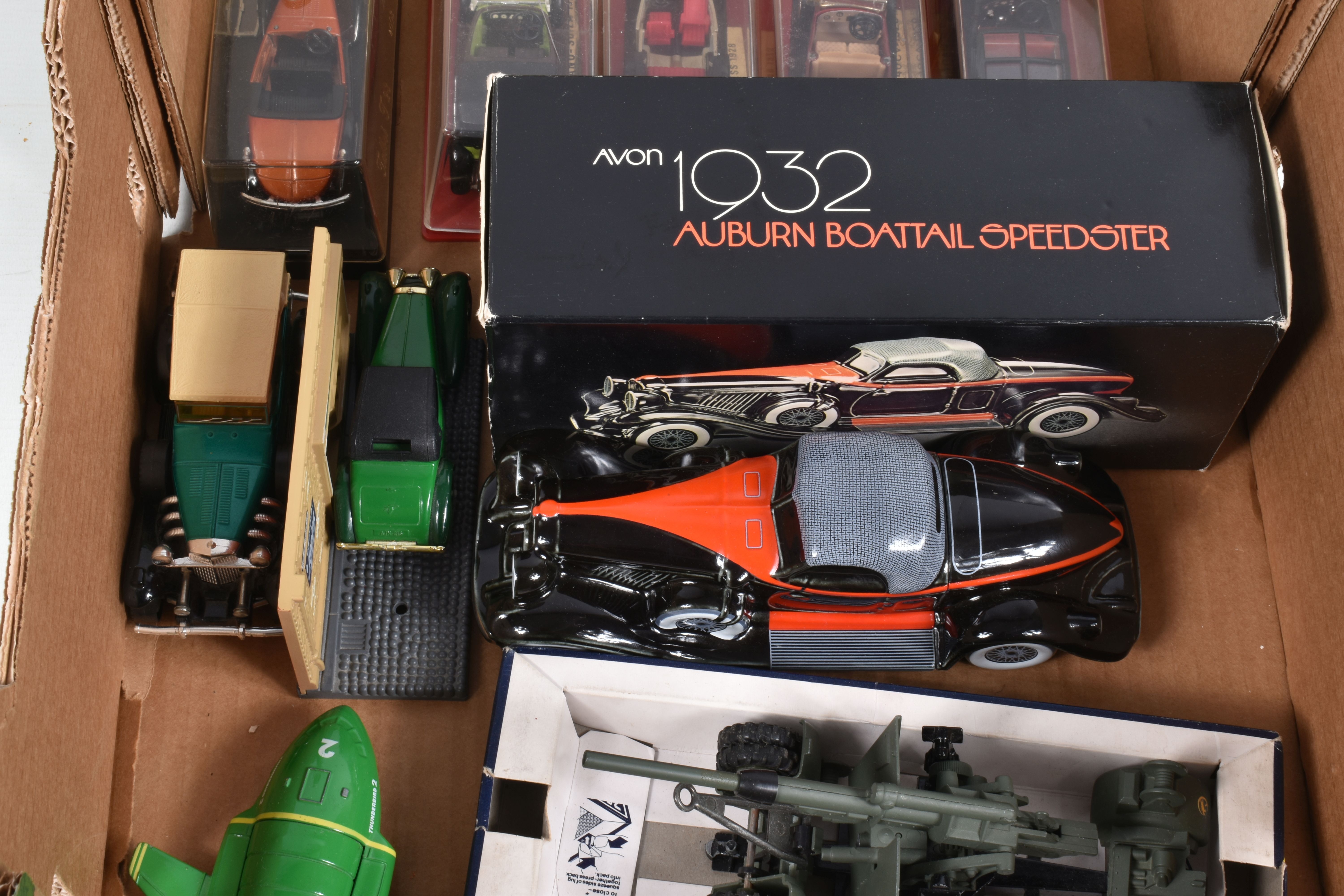 THREE BOXES OF BOXED AND UNBOXED MODEL VEHICLES AND AIRCRAFTS, some of the model aircrafts include a - Bild 4 aus 13