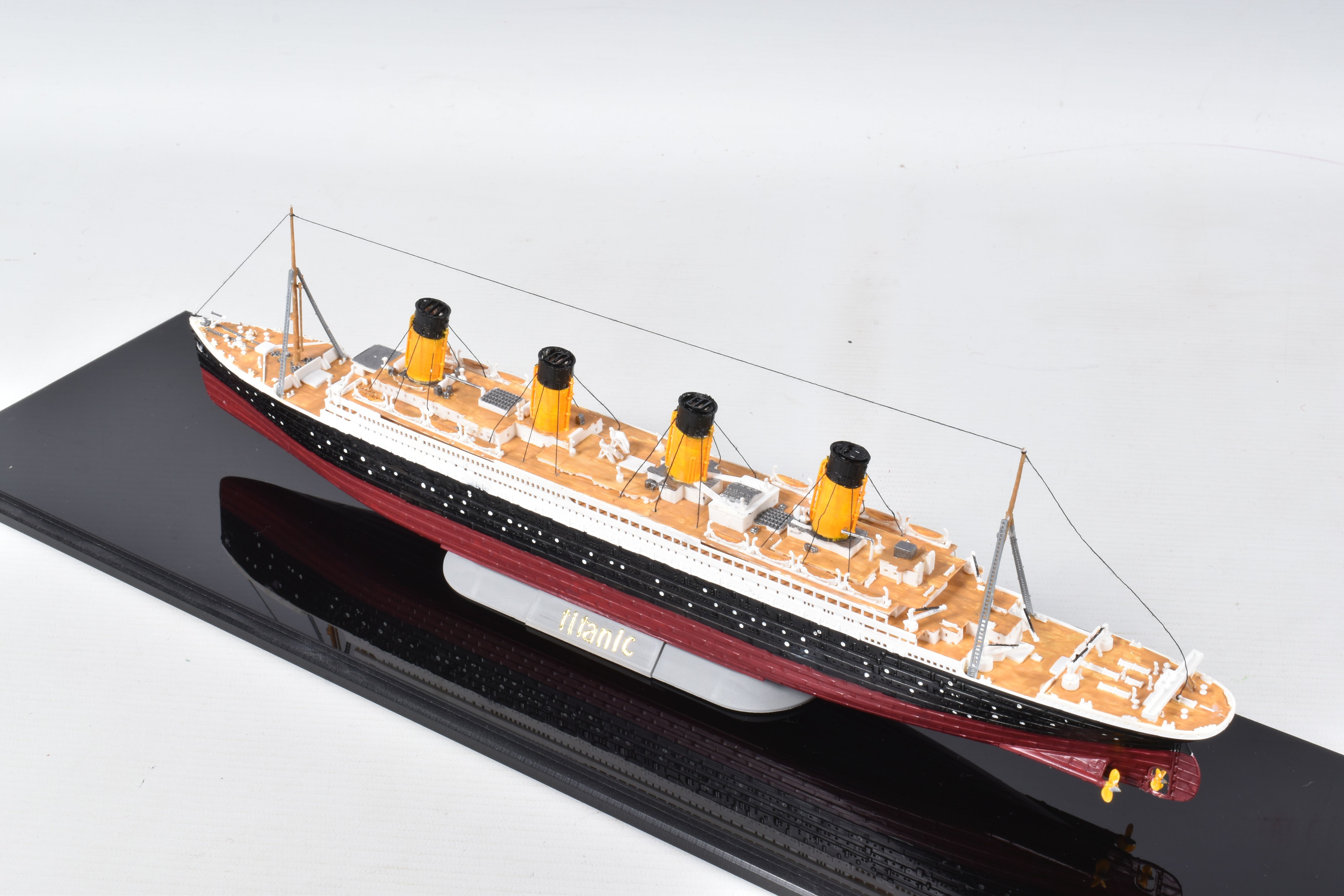 THREE CONSTRUCTED REVELL PLASTIC KITS OF BRITISH SHIPS ALL HOUSED IN PERSPEX DISPLAY CASES, ' - Bild 18 aus 21