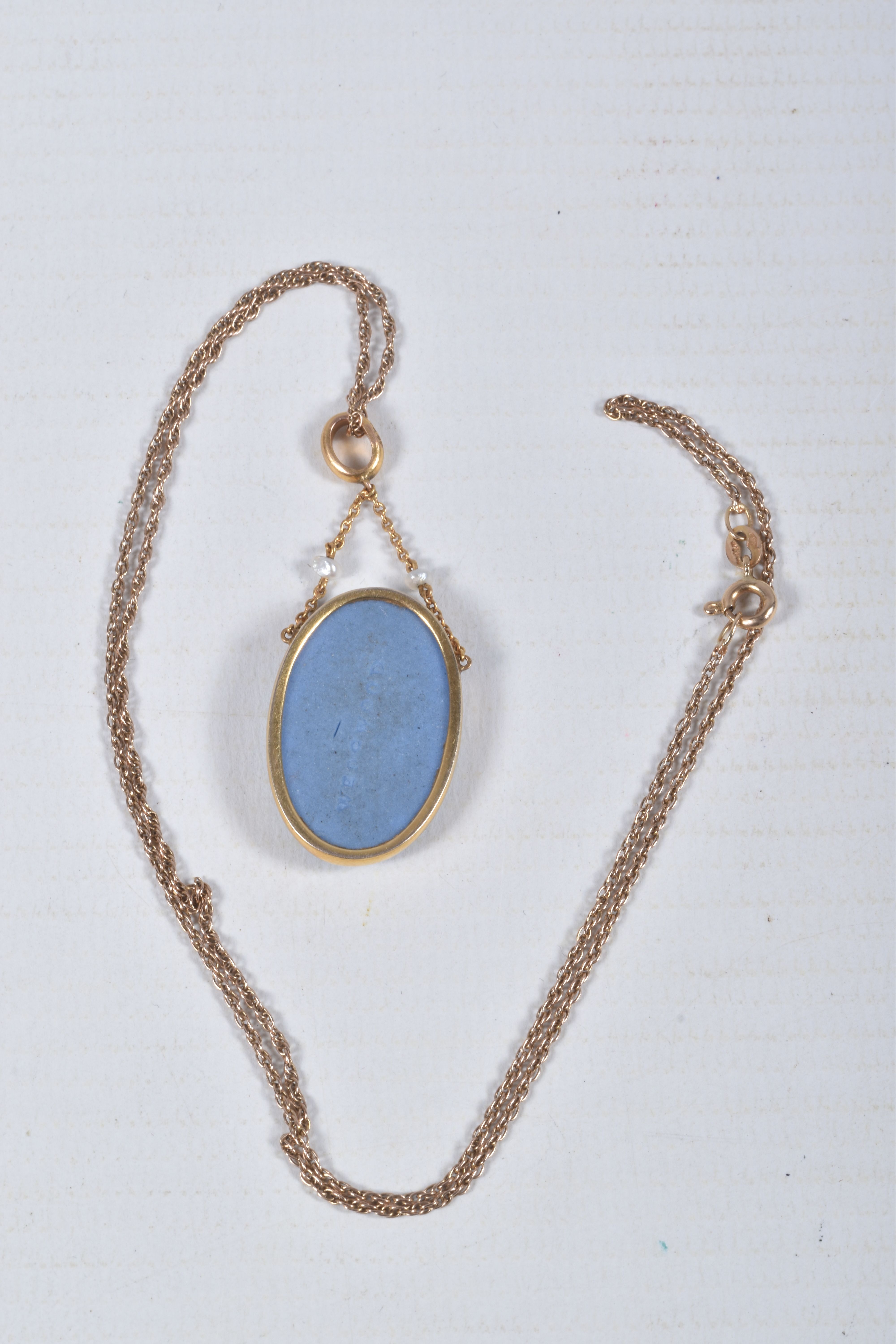 A 9CT GOLD WEDGWOOD PENDANT NECKLACE, the oval Wedgwood pendant depicting a female figure, suspended - Image 5 of 5