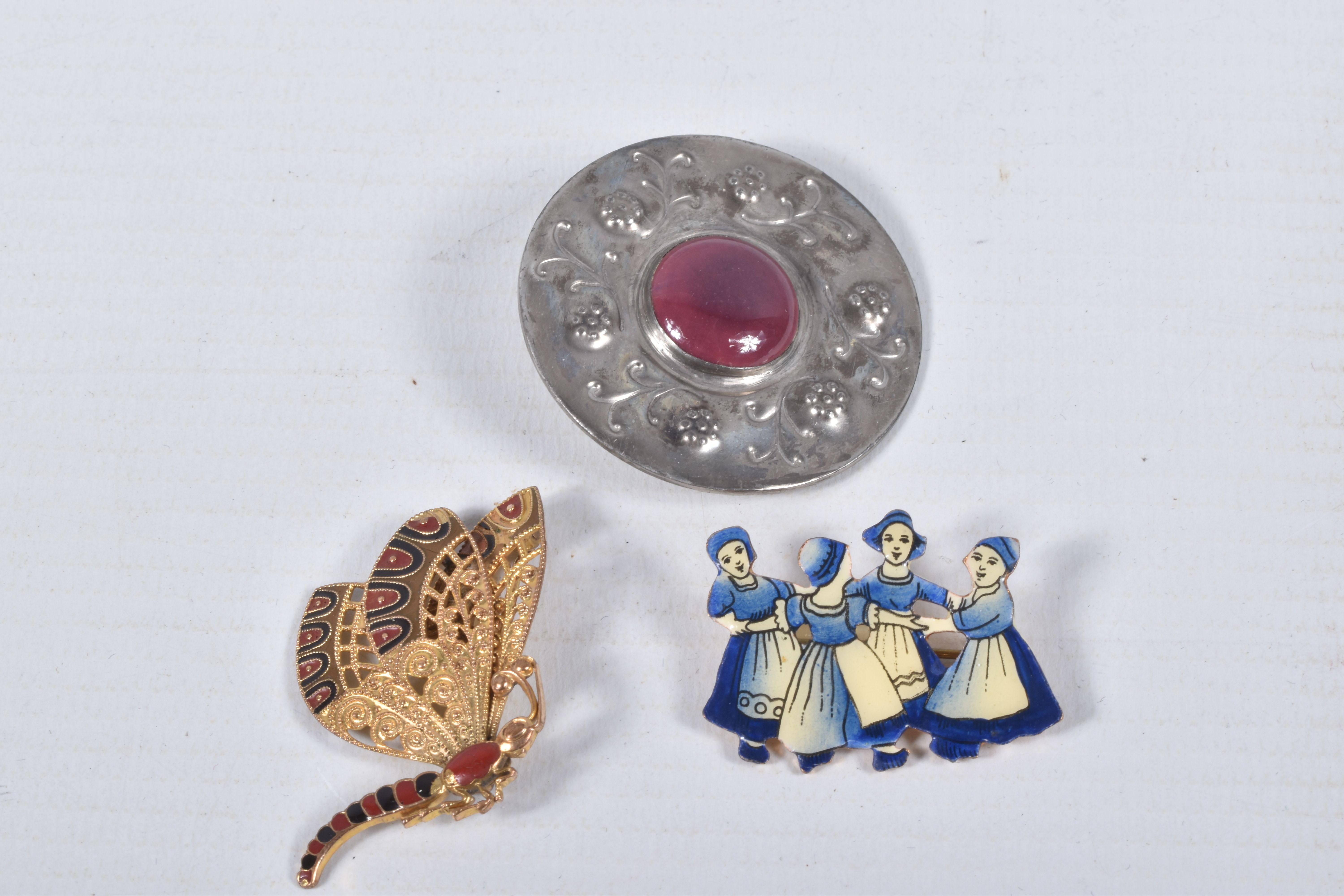 A COMPACT AND COSTUME JEWELLERY, circular powder compact, a box with three mother of pearl dress - Image 6 of 17