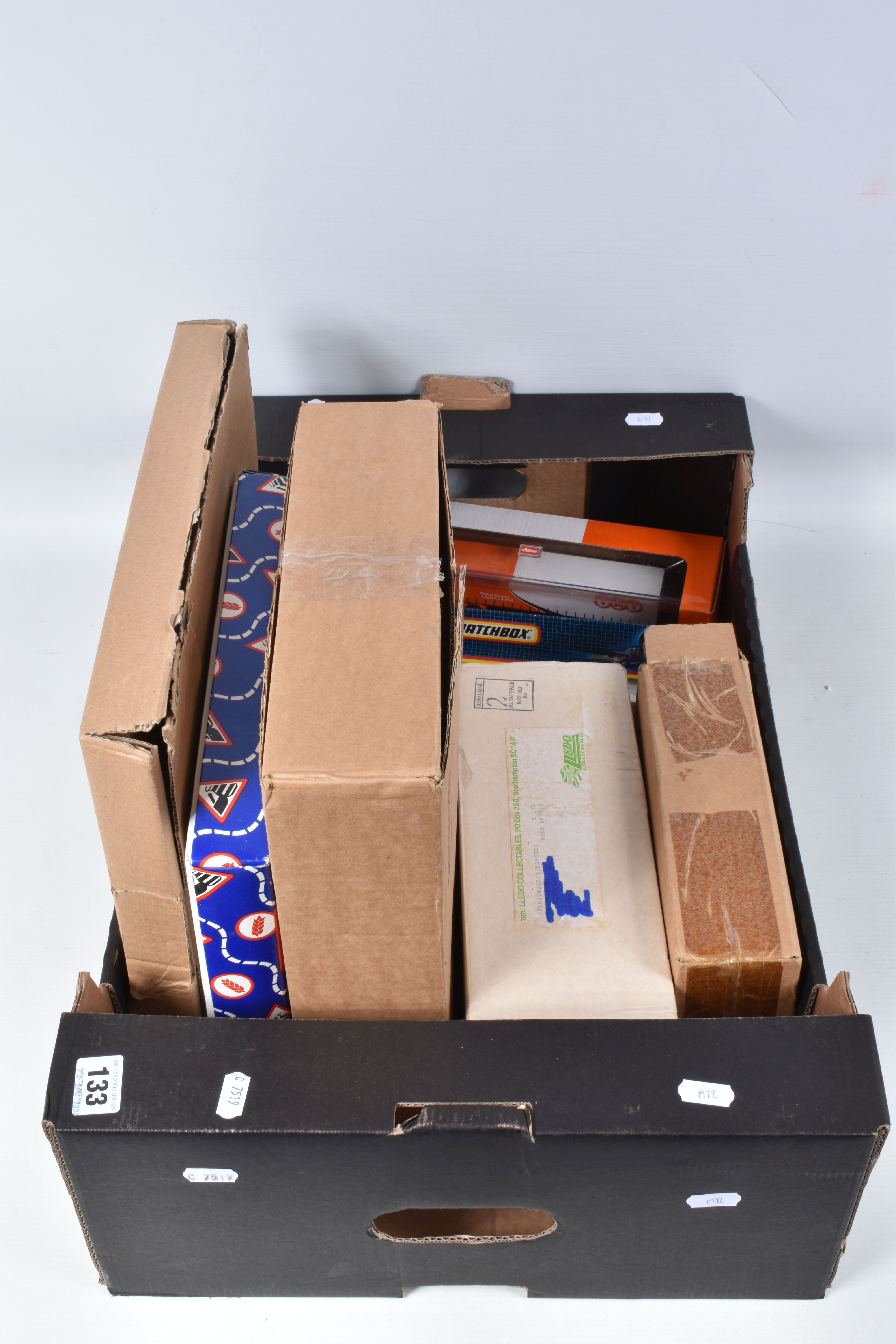 A QUANTITY OF BOXED MODERN DIECAST VEHICLES, to include Corgi Aviation Archive Frontier Airliners - Image 6 of 12