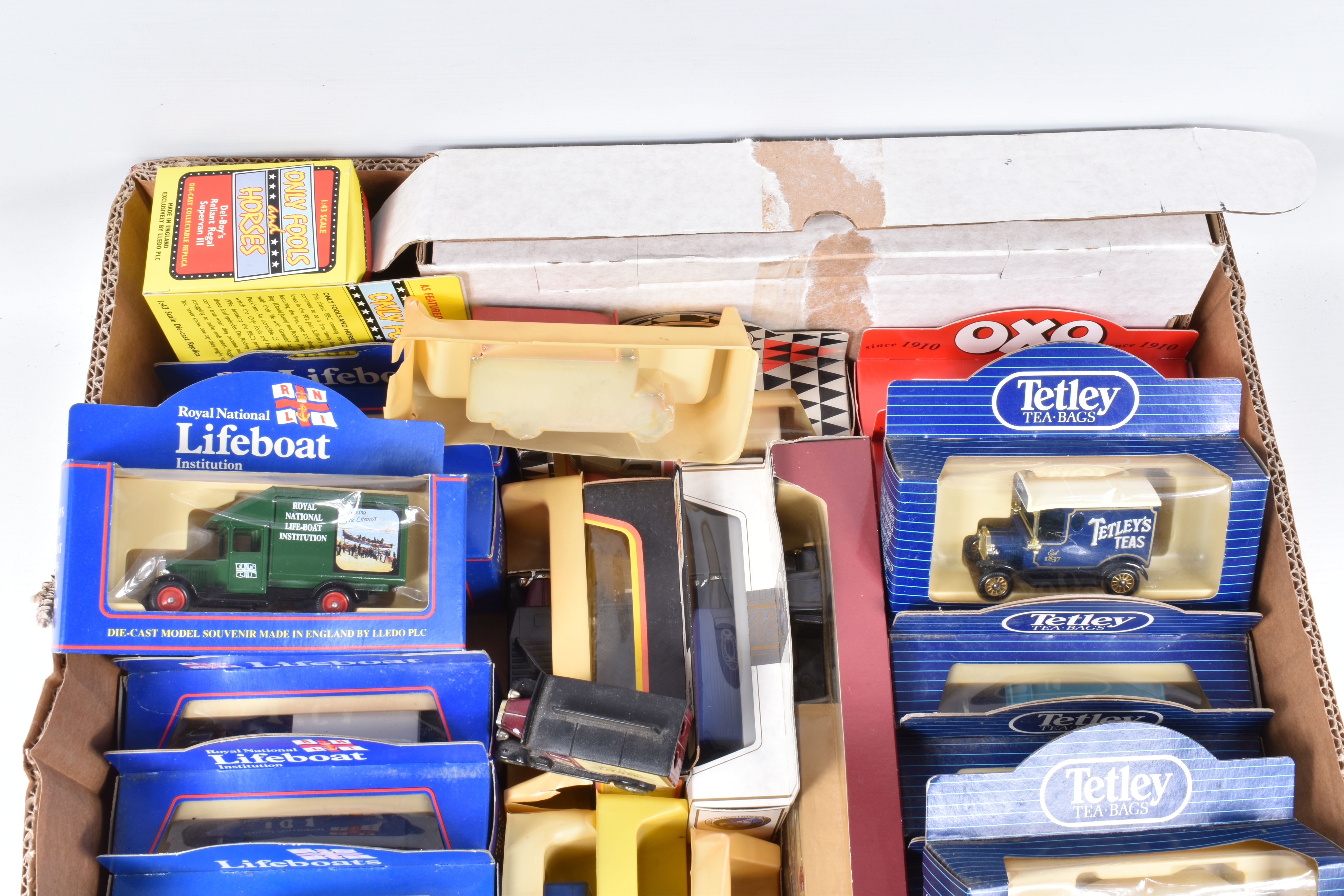 FOUR BOXES OF ASSORTED LLEDO, MATCHBOX AND OXFORD DIECAST MODEL VEHICLES, some of the Lledo models - Image 3 of 17