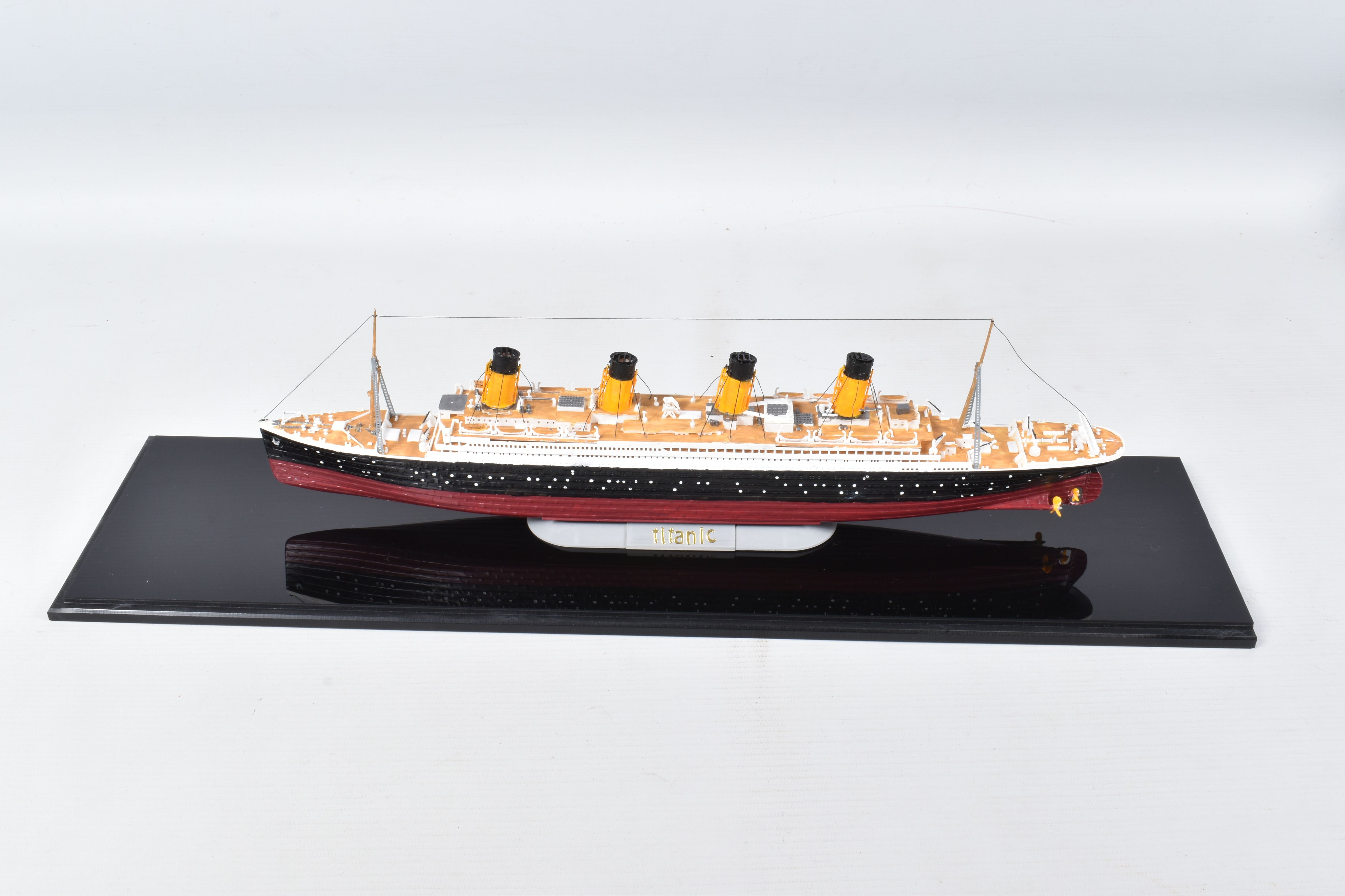 THREE CONSTRUCTED REVELL PLASTIC KITS OF BRITISH SHIPS ALL HOUSED IN PERSPEX DISPLAY CASES, ' - Bild 17 aus 21