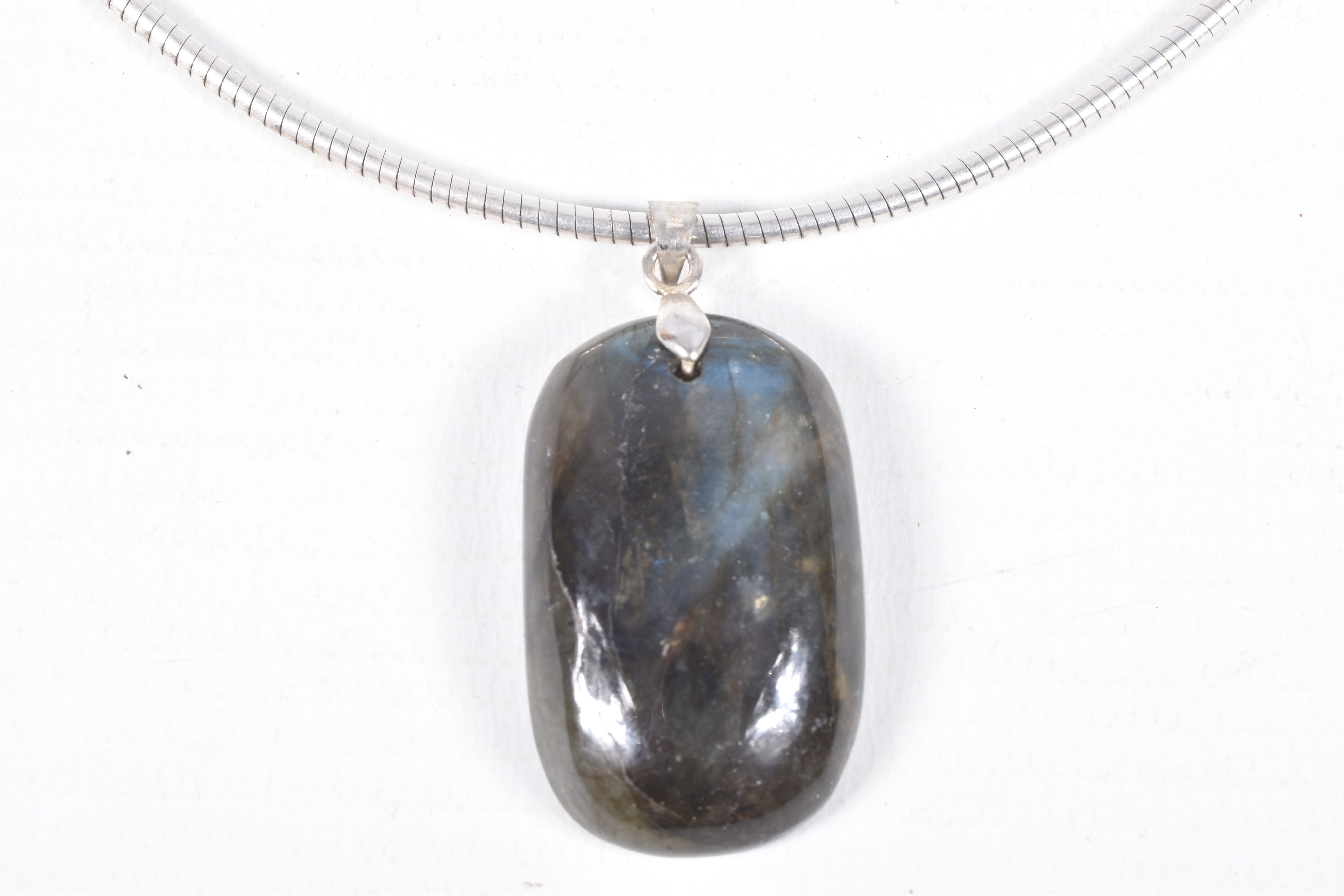 A SMALL ASSORTMENT OF JEWELLERY, to include a labradorite pendant, suspended from a white metal - Image 3 of 12