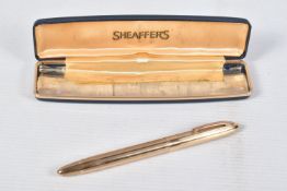 A GOLD COLOURED SHEAFFER FOUNTAIN PEN, engine turned design linear, screw on cap, with snorkel