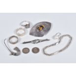 A SMALL ASSORTMENT OF JEWELLERY, to include a white metal abstract brooch set with a tiger eye