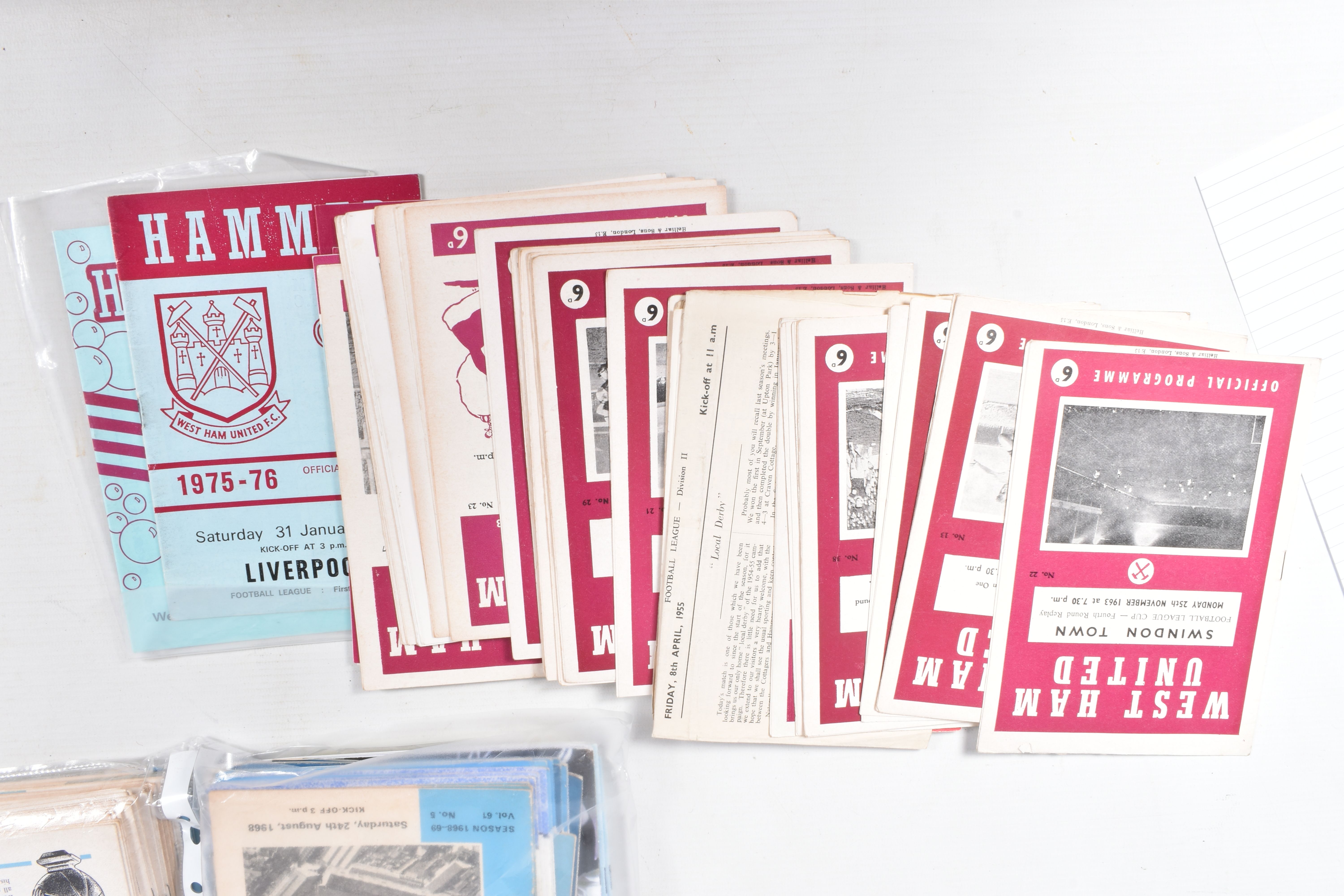 A COLLECTION OF PREMIER LEAGUE FOOTBALL CLUB PROGRAMMES APPROXIMATELY 100 OVER VARIOUS DECADES, to - Bild 5 aus 10