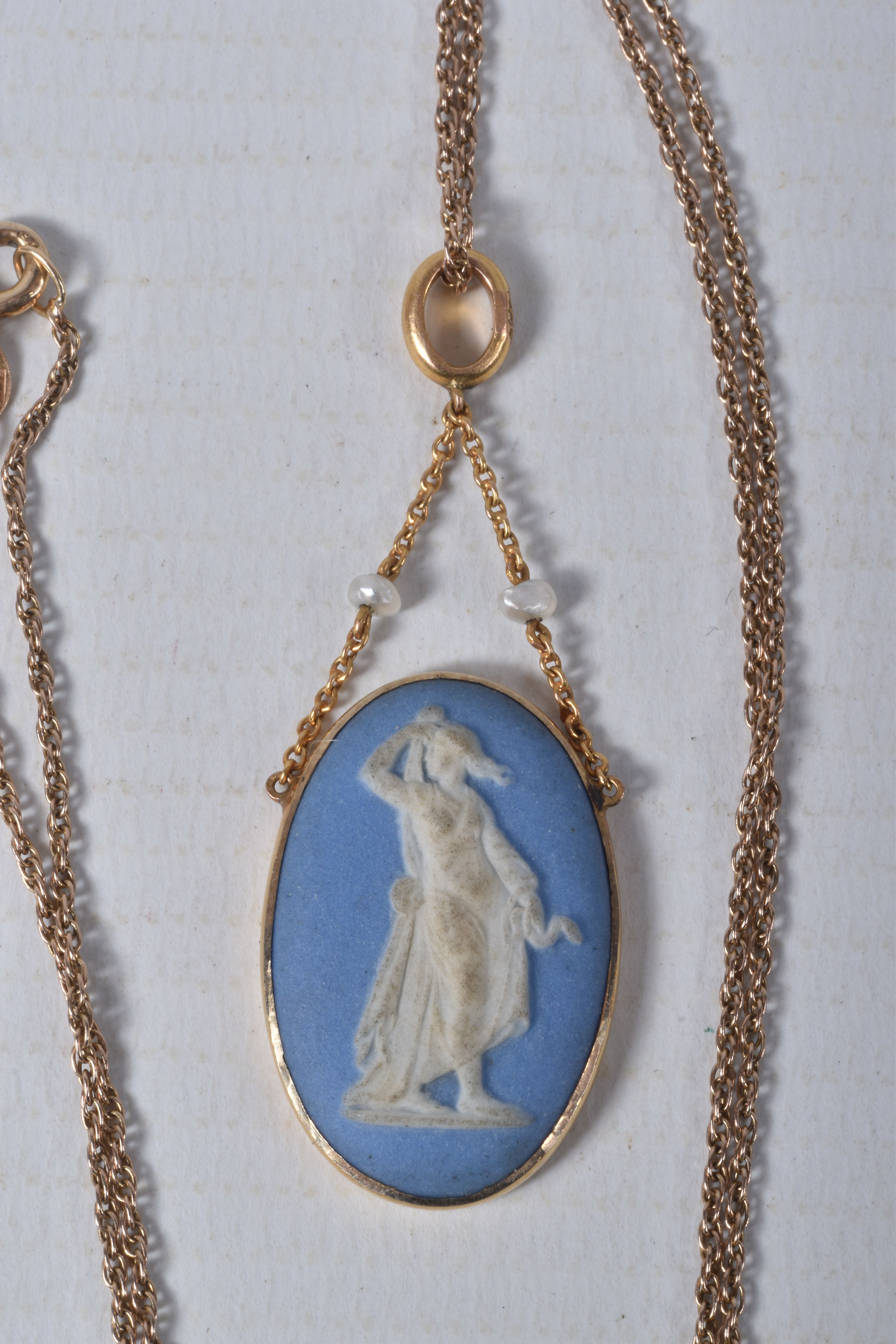A 9CT GOLD WEDGWOOD PENDANT NECKLACE, the oval Wedgwood pendant depicting a female figure, suspended - Image 3 of 5