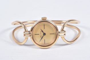 A 9CT GOLD 'ROY KING' LADIES WRISTWATCH, hand wound movement, round dial signed 'Roy King', baton