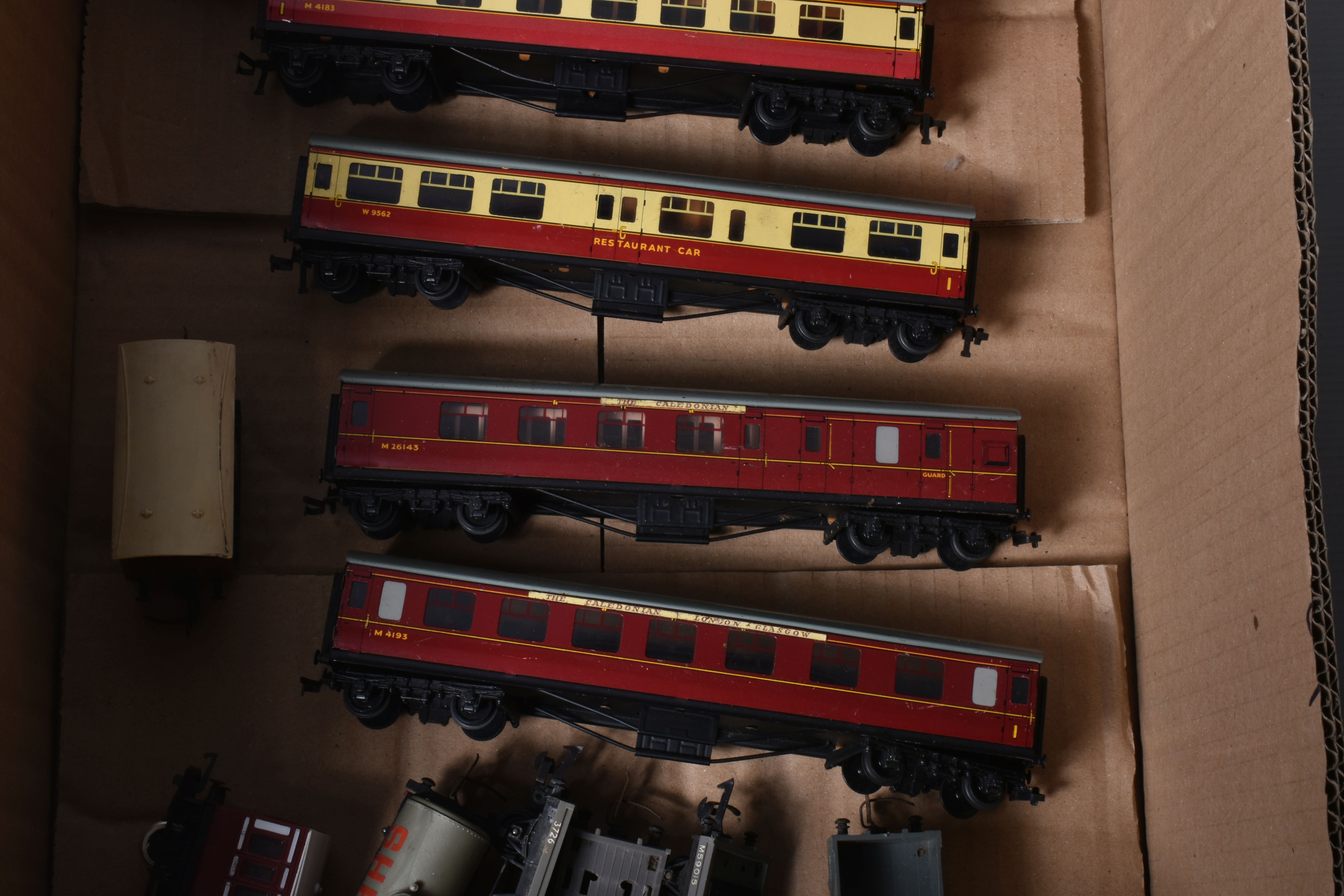 A QUANTITY OF BOXED AND UNBOXED OO GAUGE ROLLING STOCK, to include boxed Tri-ang Hornby Caledonian - Image 8 of 9